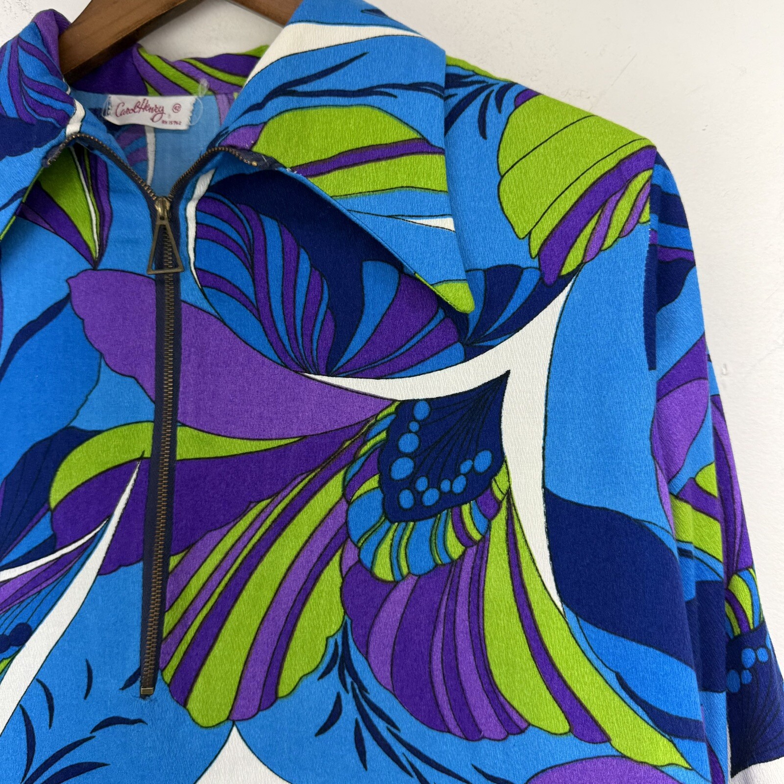 Vintage 70s Carol Henry size 42 Women’s Blue Purple Green Floral Pullover Top