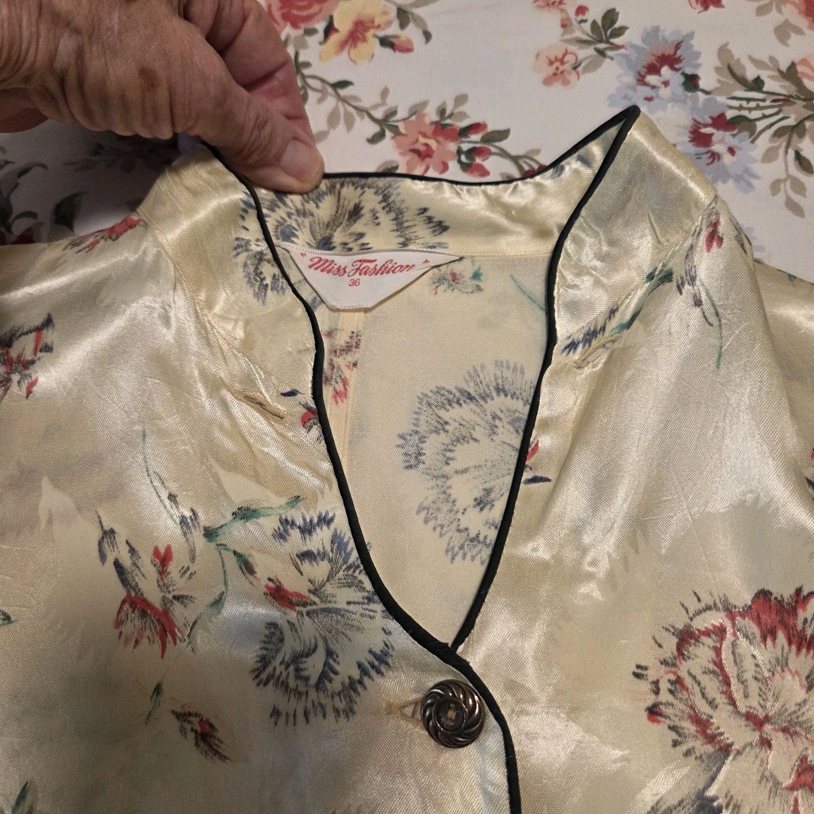 Vtg „Miss Fashion” Floral Mandarin Style PJ Top Yellow Silky Piping Sz. 36 READ