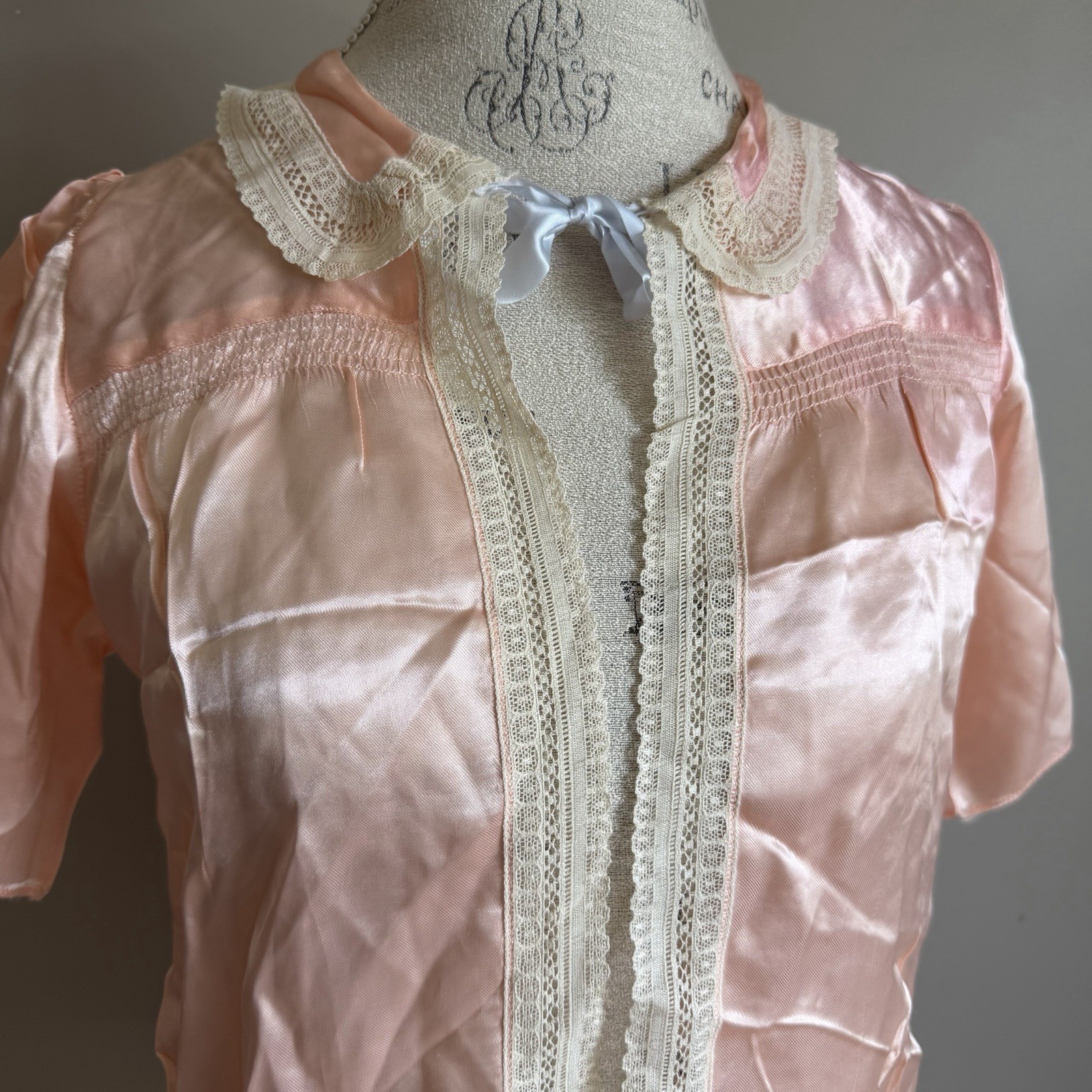 Vintage 30’s Silky Peach Bed Jacket S/M Lace Trim Peter Pan Collar Charming