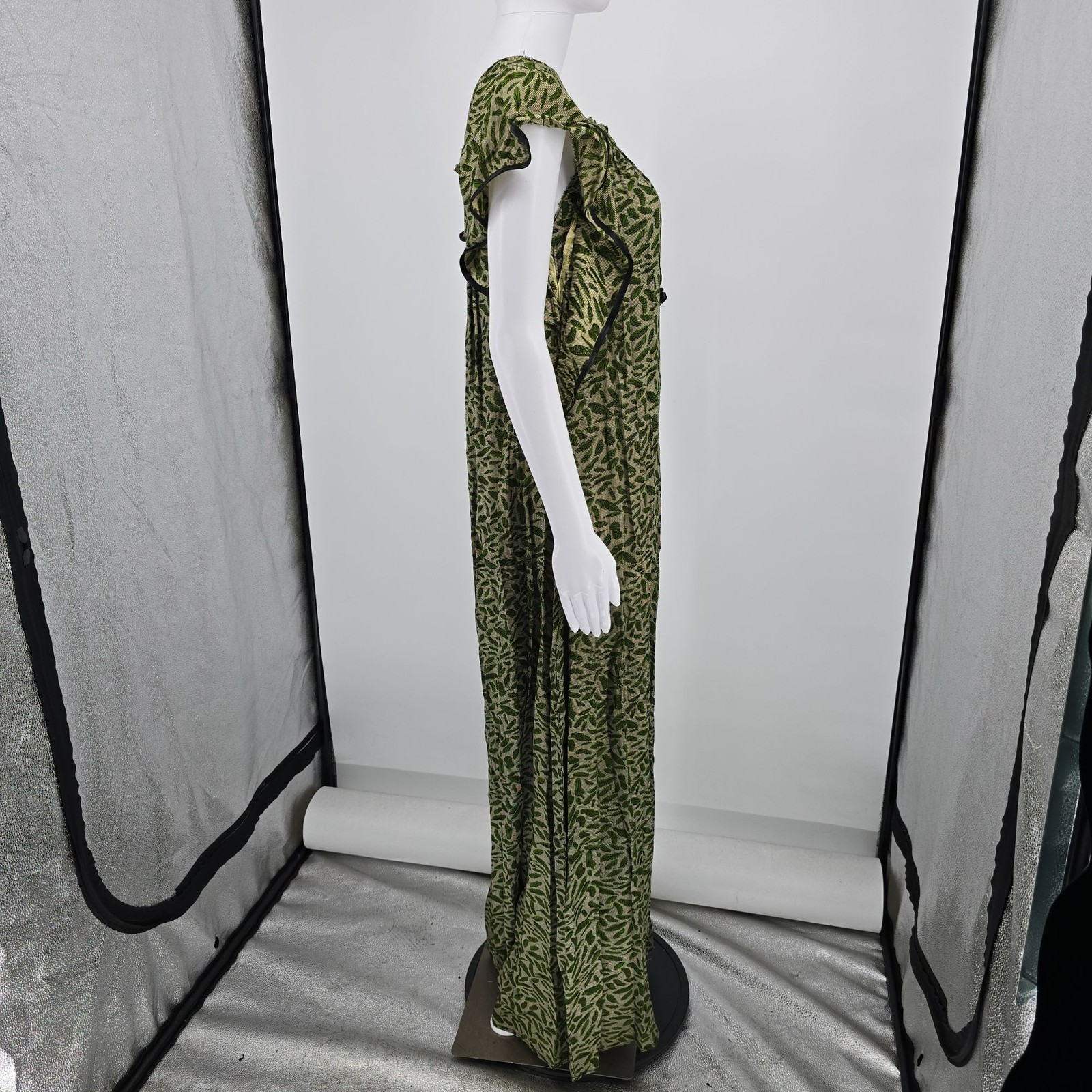 Vintage 1970s Green Leaf Print Cape Sleeve Floor Length Peasant Maxi Dress (M/L)