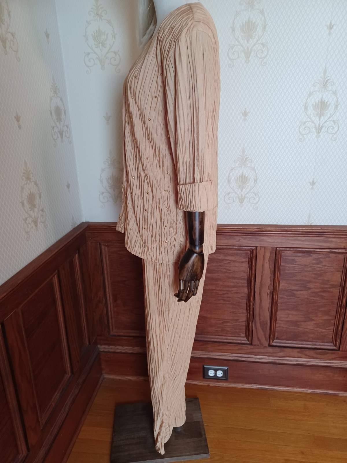 Vintage 1980s Gepetto Gold-Stud Peach Crinkle Retro-Glam House-Coded Lounge Suit