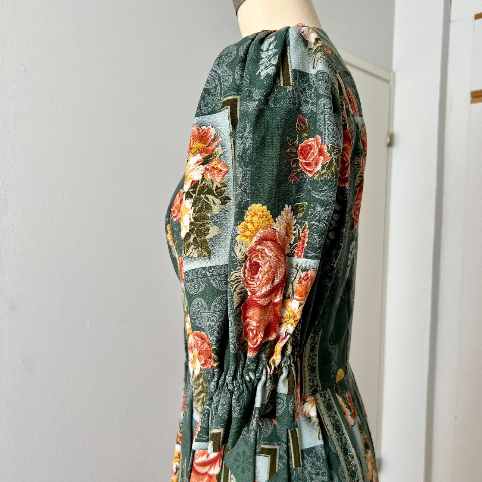 1980s Vintage German Dirndl Dress Floral Bavarian Folk Puff Sleeves Midi EU 40