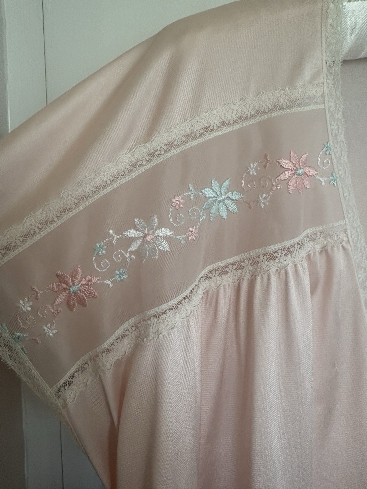 VINTAGE JOLIE TWO Pink Nylon Shiny Satin Maxi Robe Gown Medium M Floral Lace