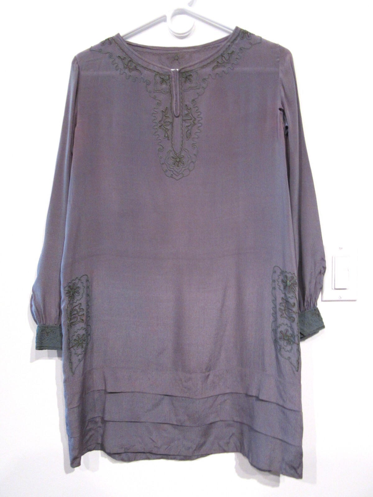 VINTAGE ANTIQUE WOMENS 1920S FLAPPER DRESS TUNIC MUAVE SILK CREPE EMBRD ASIS F45