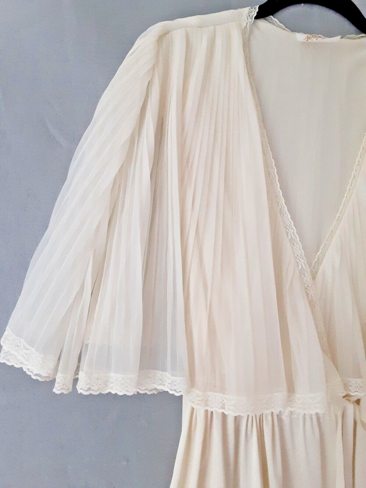 Vtg Ivory Nylon Robe Sz M Sheer Pleated Chiffon Capelet Dressing Gown Jolie Two