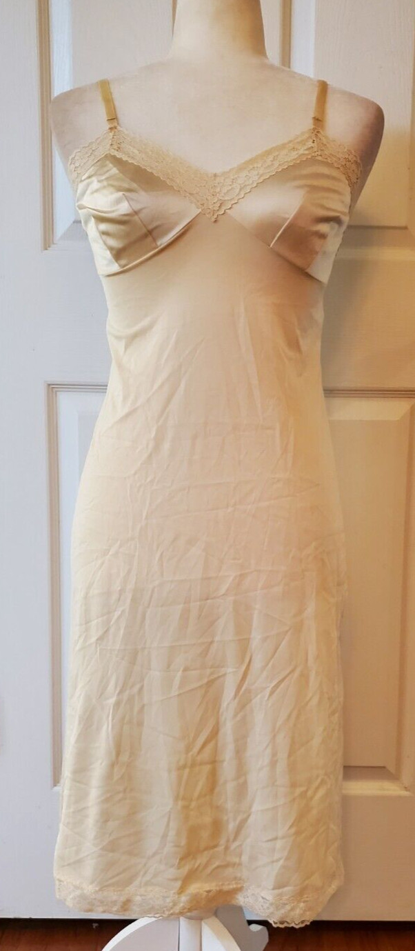 VTG Vanity Fair Womens Beige Nylon Antron III Full Slip Adjustable straps Sz 32L