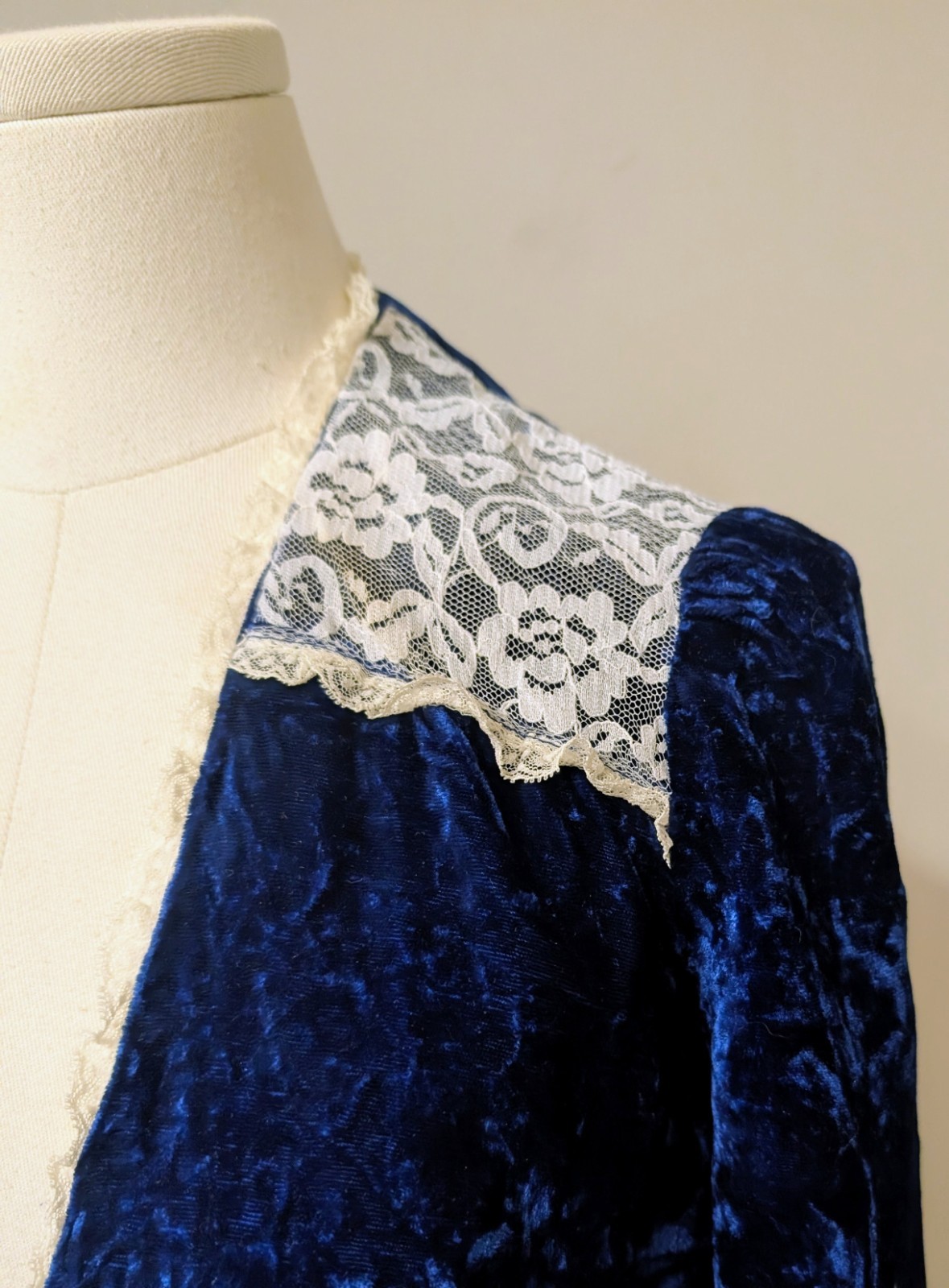 Vintage Victorian Renaissance Style Blue Crushed Velvet White Lace Open Top XS/S