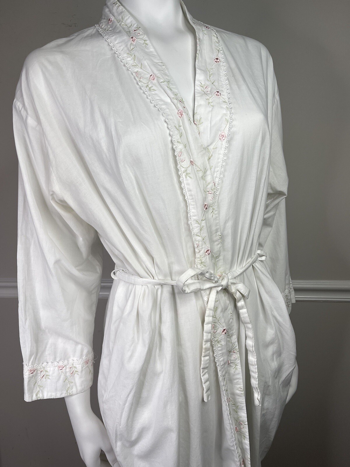 VTG EILEEN WEST Floral Embroidery Small Lightweight White Cotton Long Robe