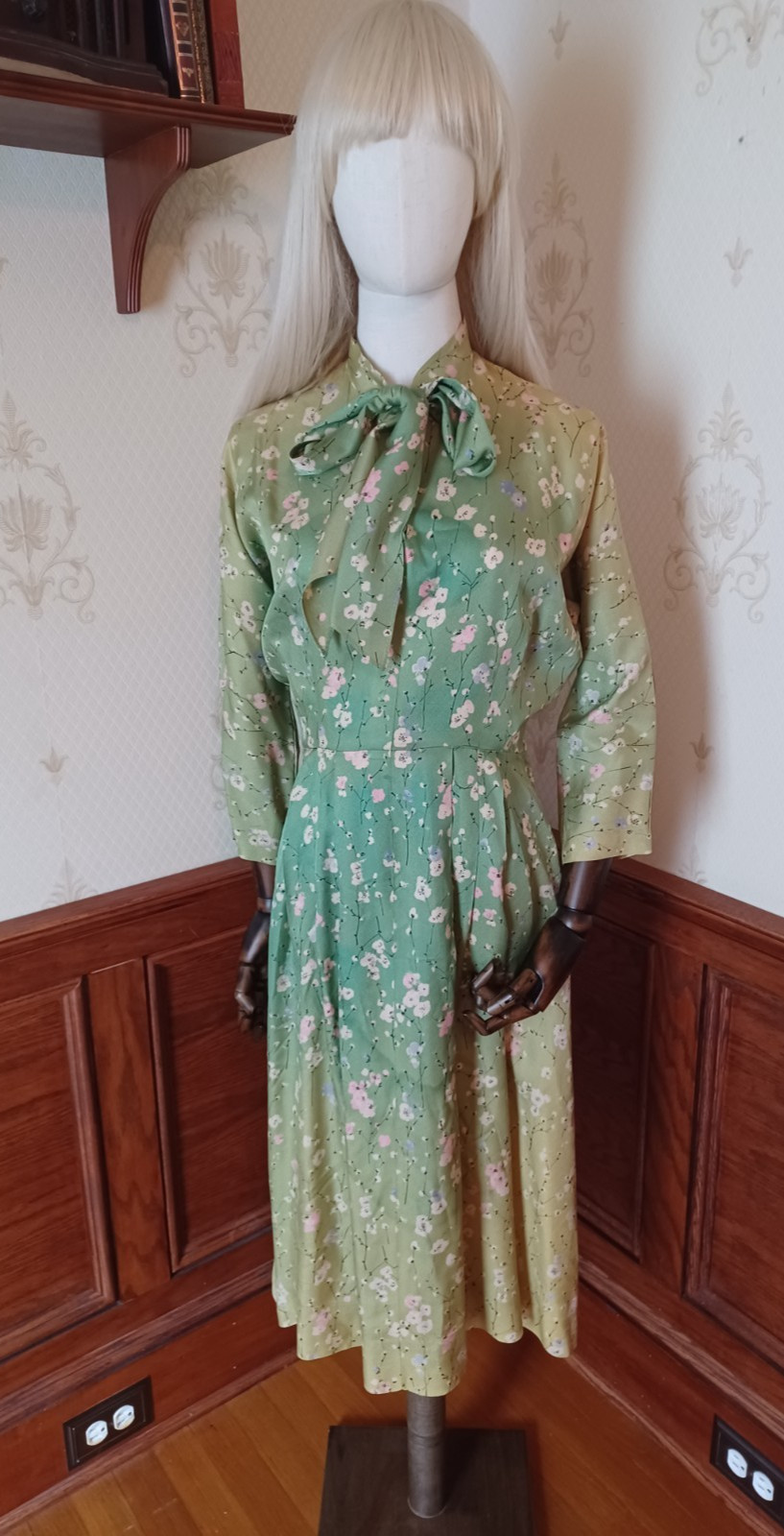 Vintage Mid-century/ 1950s Spring Green Floral Tafetta Dress with Pussybow Neck