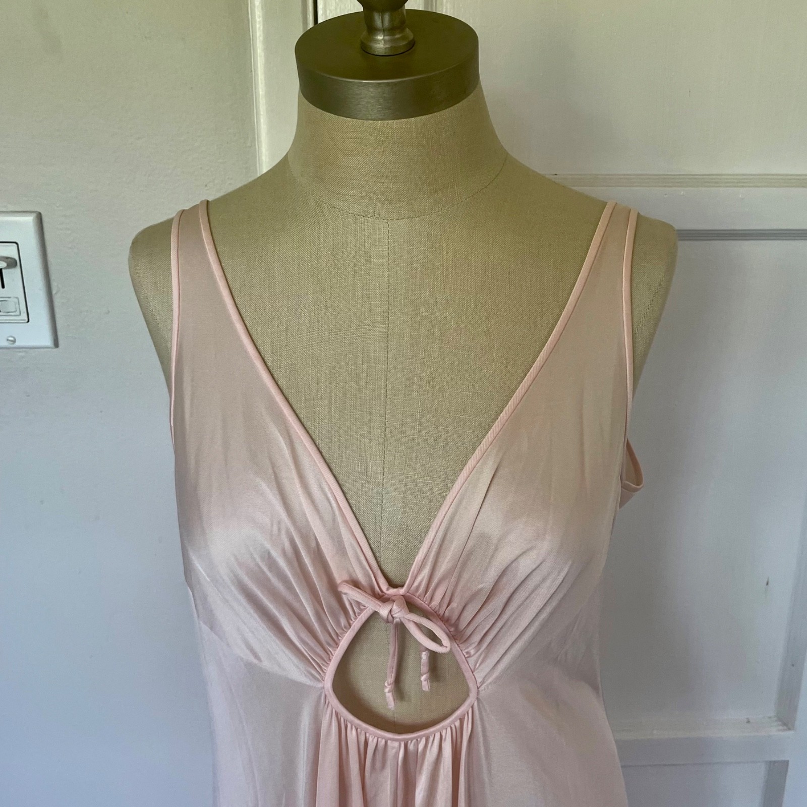 Vintage 1970 OLGA Nightgown, Keyhole Peachy Pink Lingerie Sleepwear Size M/L