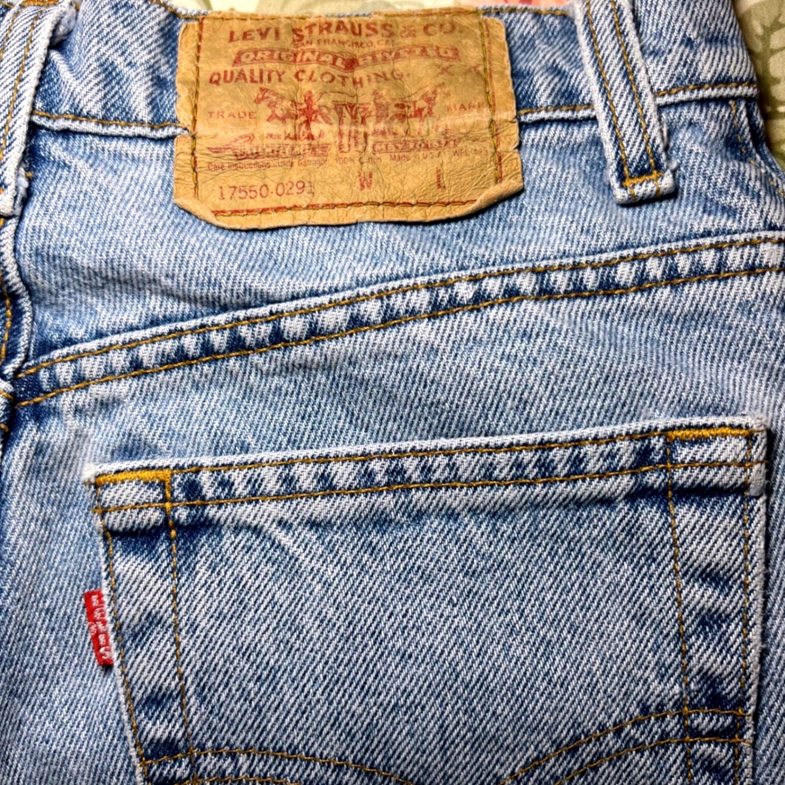 Size 26″ 1991 Levi 550 Relaxed Fit Tapered Leg Light Wash Vintage Jeans