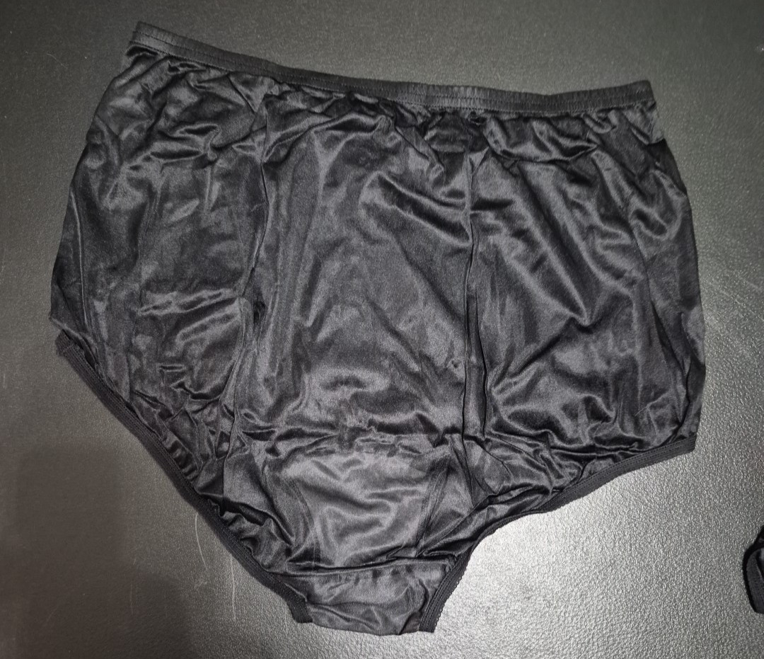 Vanity Fair Women’s Black Full Coverage Nylon Trim Lace Panties Size 7/44