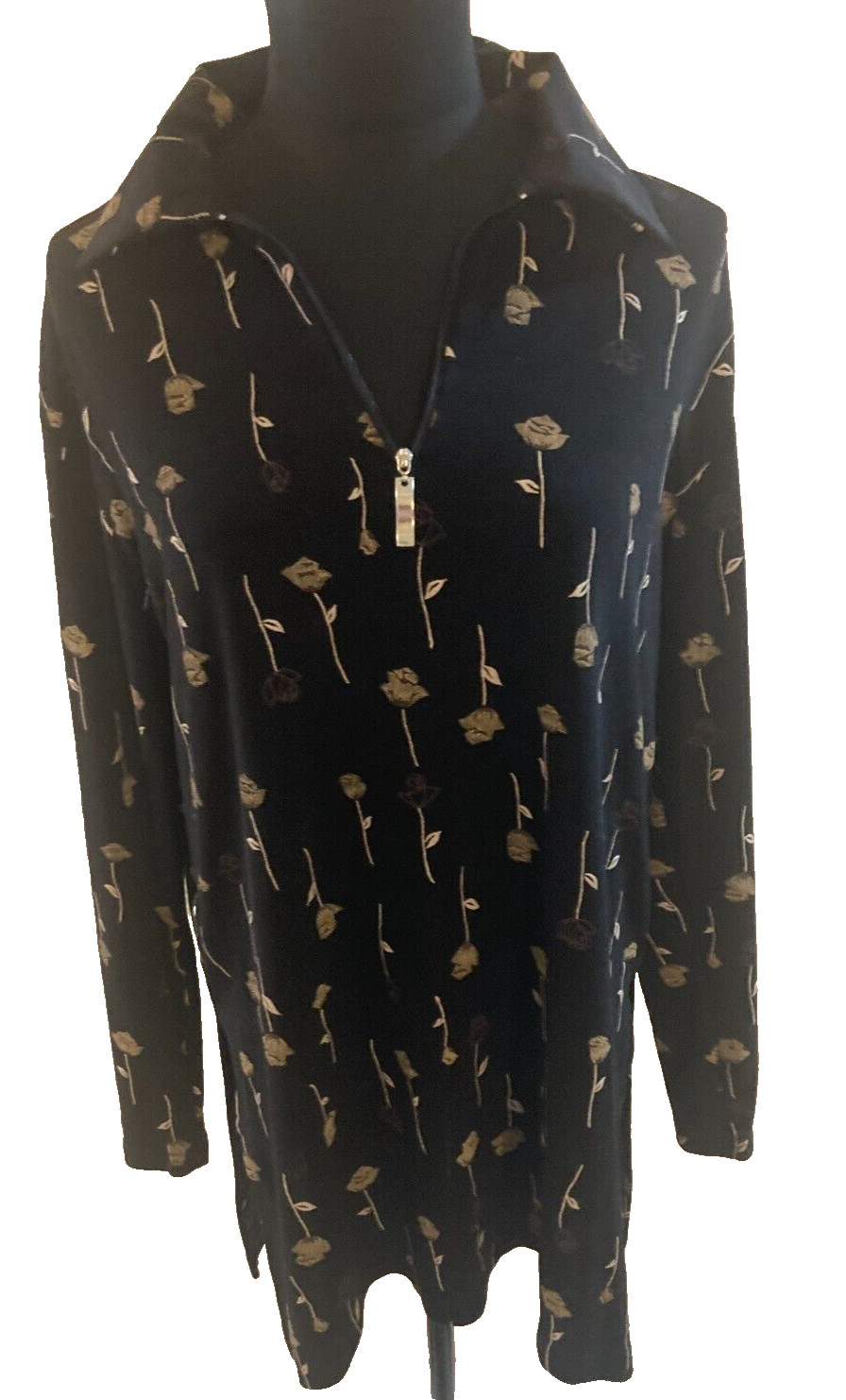 La Fete Women’s size XL black an gold floral pattern long sleeve zip V collar