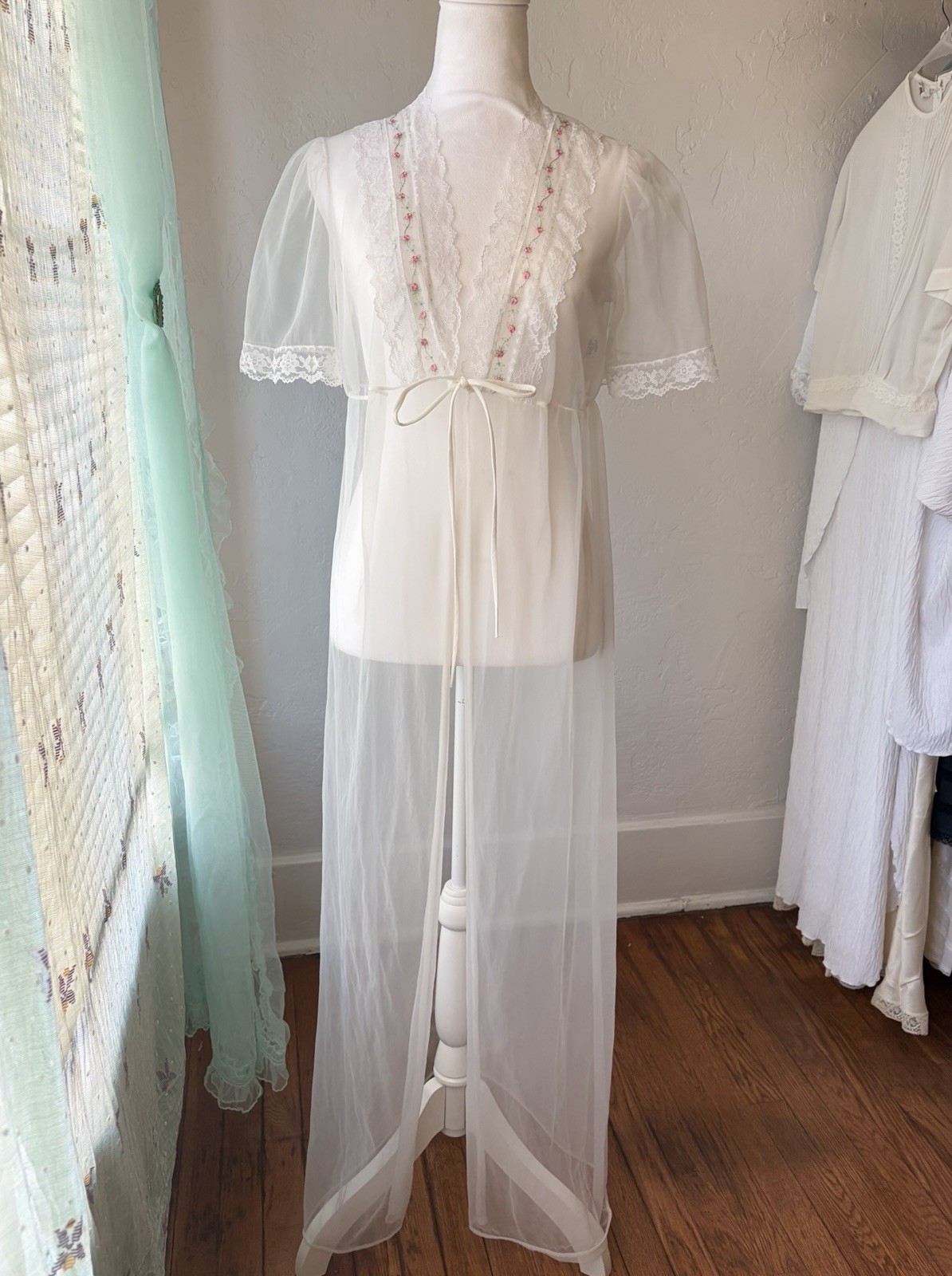 Vintage 70s Nylon Cottagecore Peignoir Robe Floral Embroidered Lace Size L