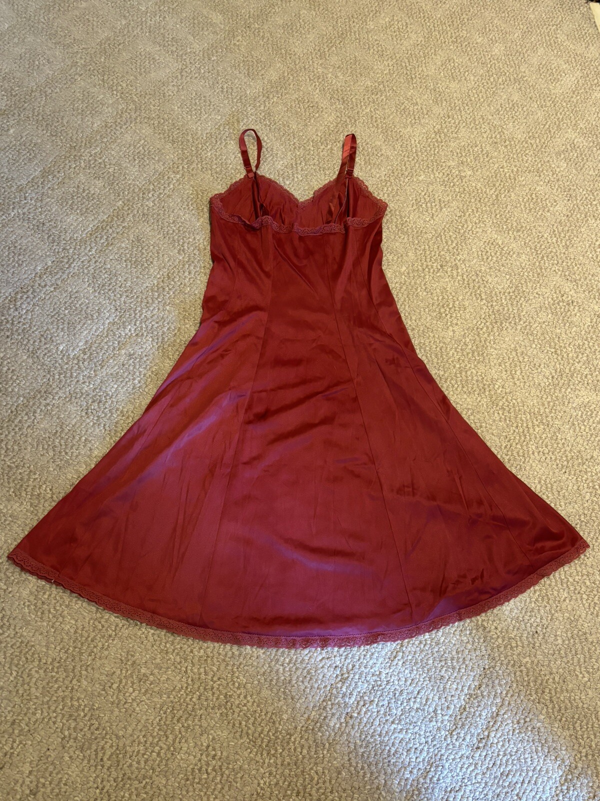 Sears The Doesn’t Slip Burgandy Nylon Lace Trim Full Slip Women’s Size 34
