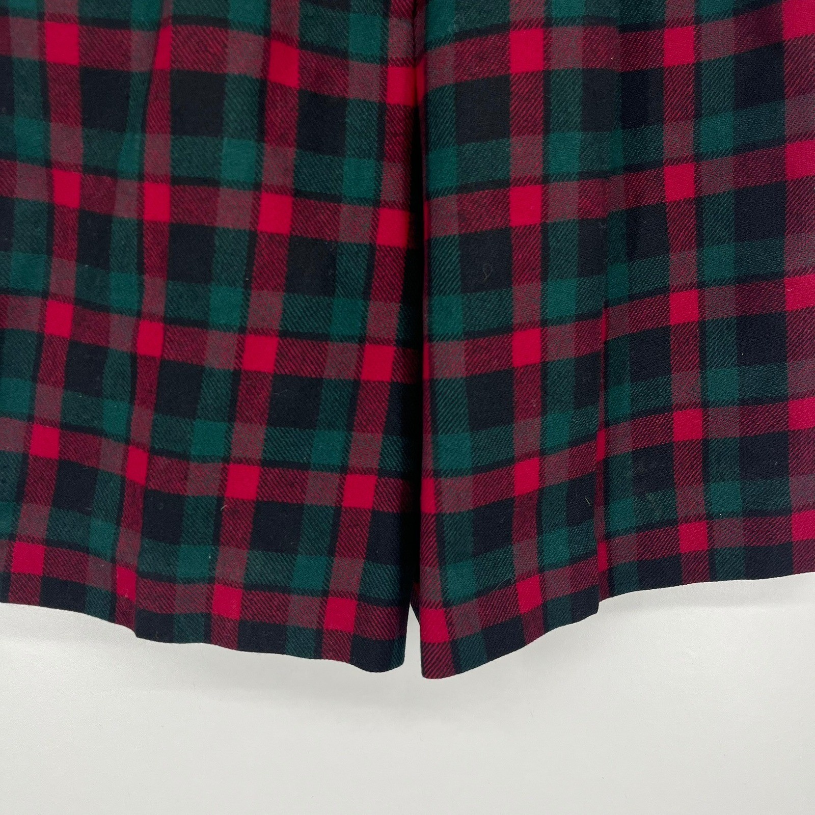 Pendleton Red Green Plaid 100% Virgin Wool High Waisted Pleated Shorts Womens 4