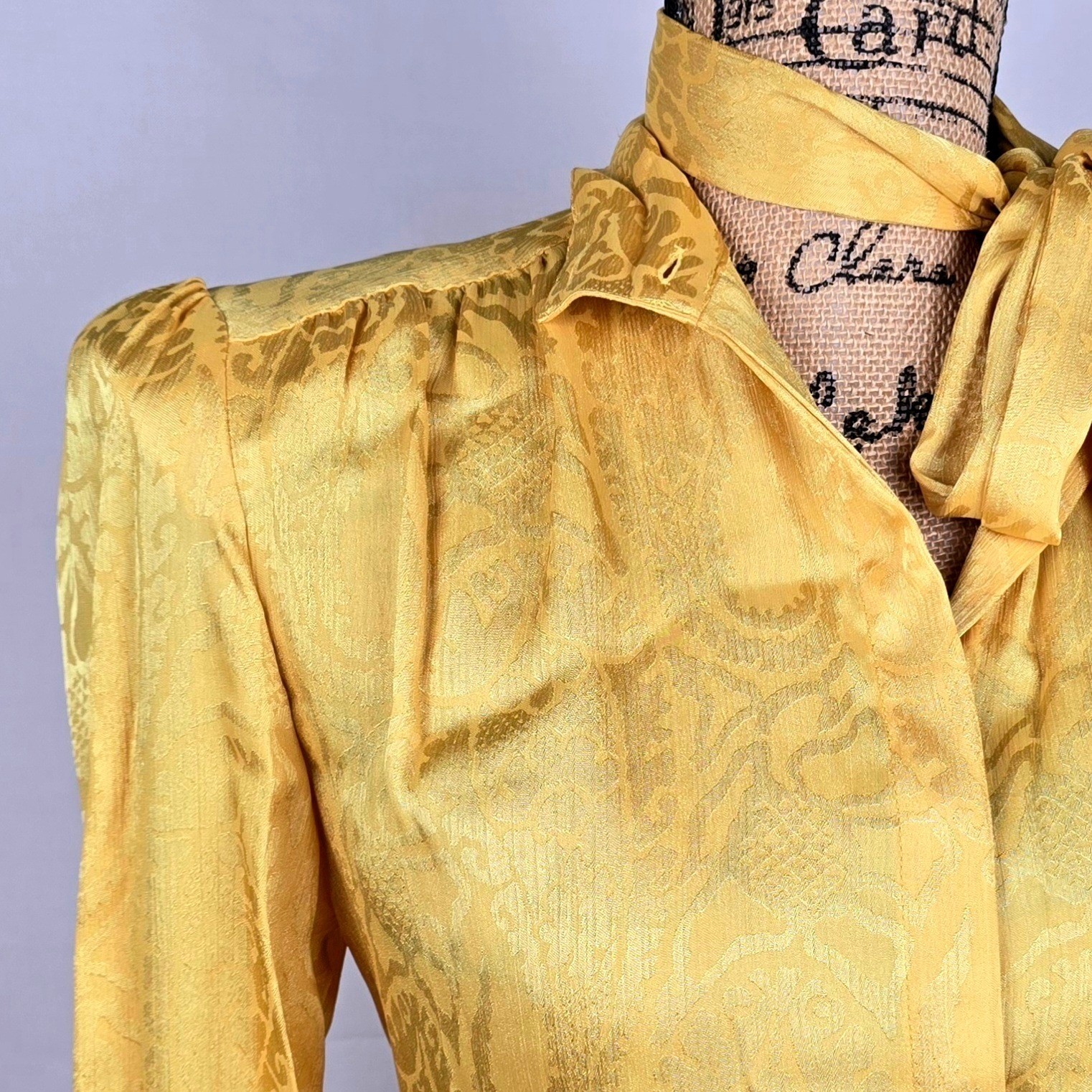 La Chine Classic Galinda Wang Vtg. Mustard Yellow Paisley Jacquard Bow Blouse 4