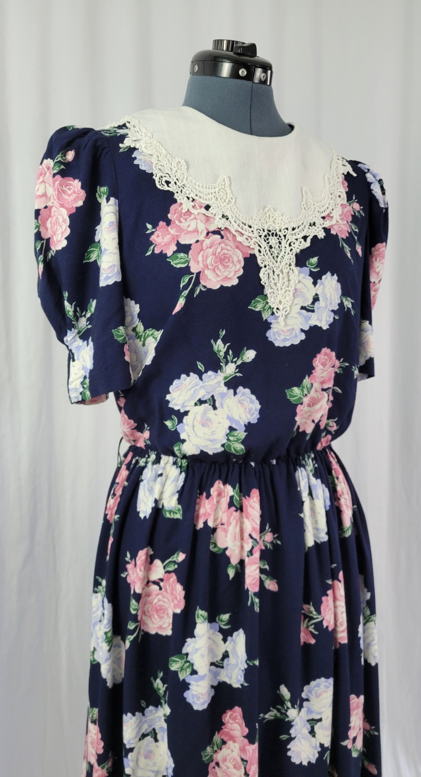 Vtg Lisa II Navy Blue Floral Blouson Dress w White Crochet Trimmed Bib Size M?