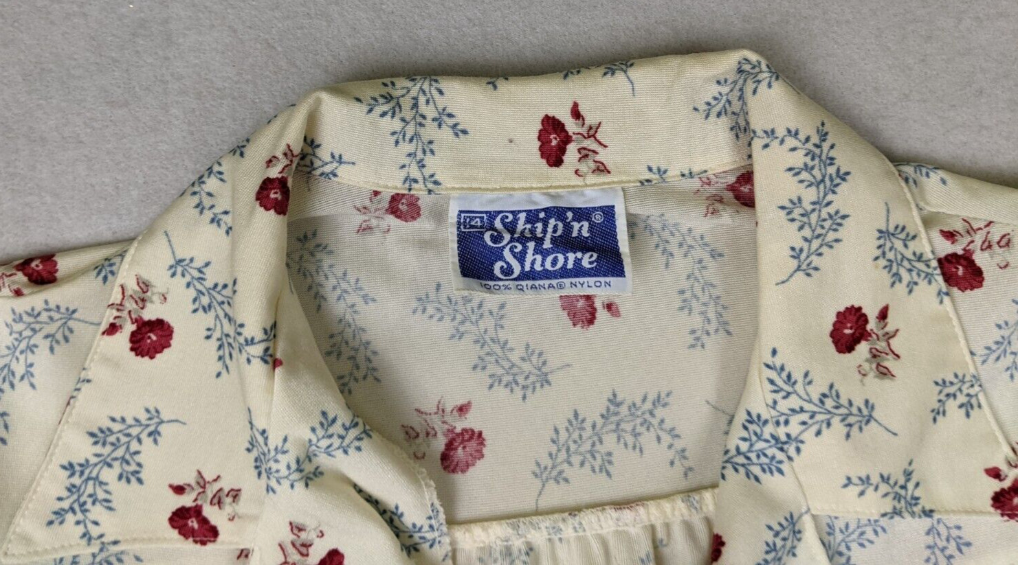 VINTAGE 70s WOMEN’S CREAM FLORAL PRINT NYLON TOP – SHIP’N SHORE – SIZE 14