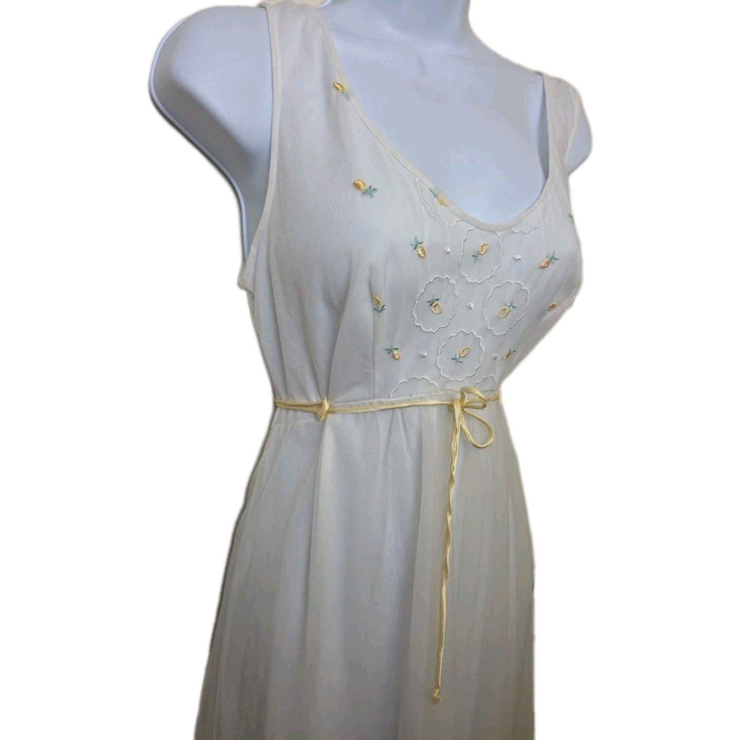 Vtg Miss Elaine White Embroidered Ruffle Partial Sweep Layered Chiffon Size M