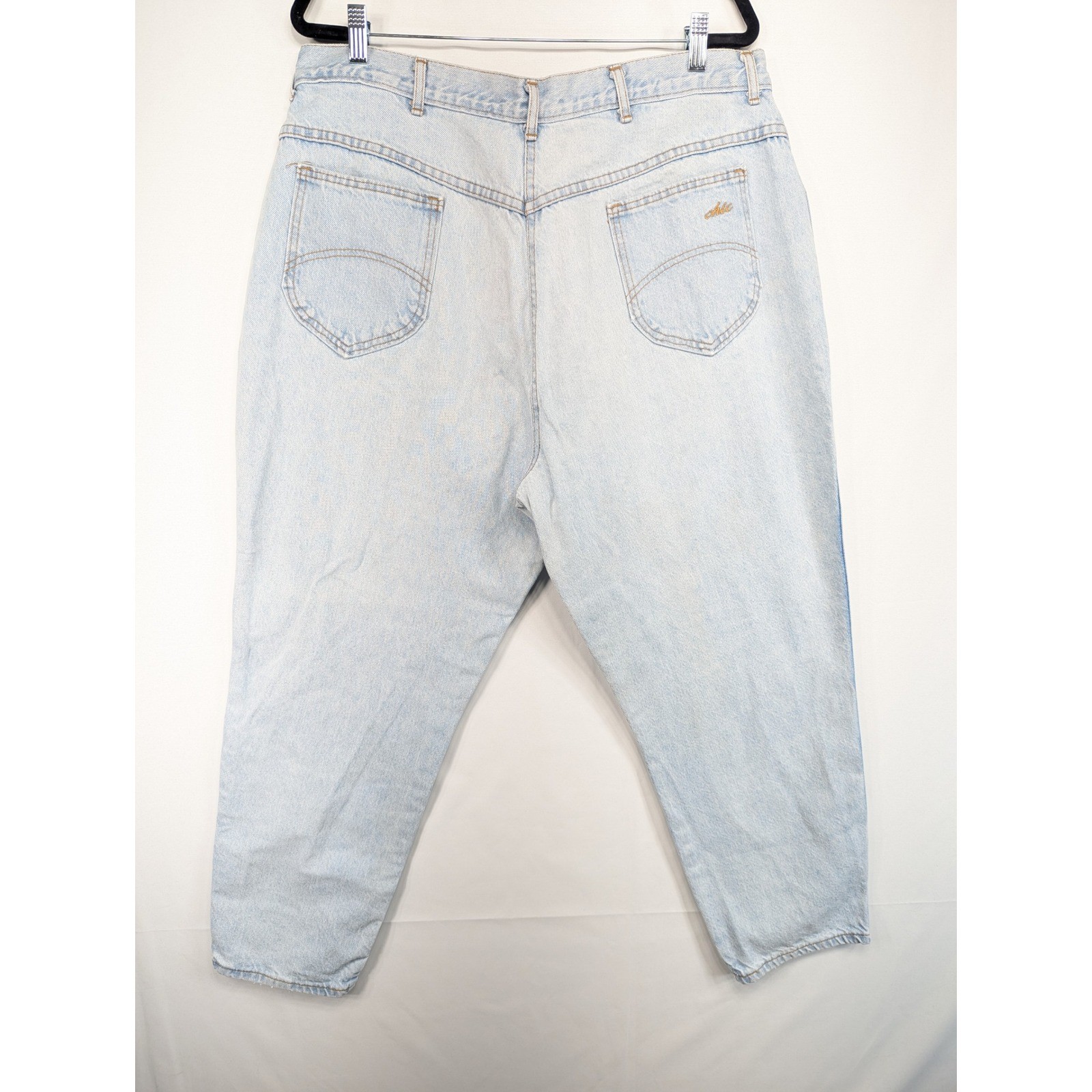 Chic Vintage High Waisted Tapered Leg Light Wash Blue Denim Jeans USA 34×26