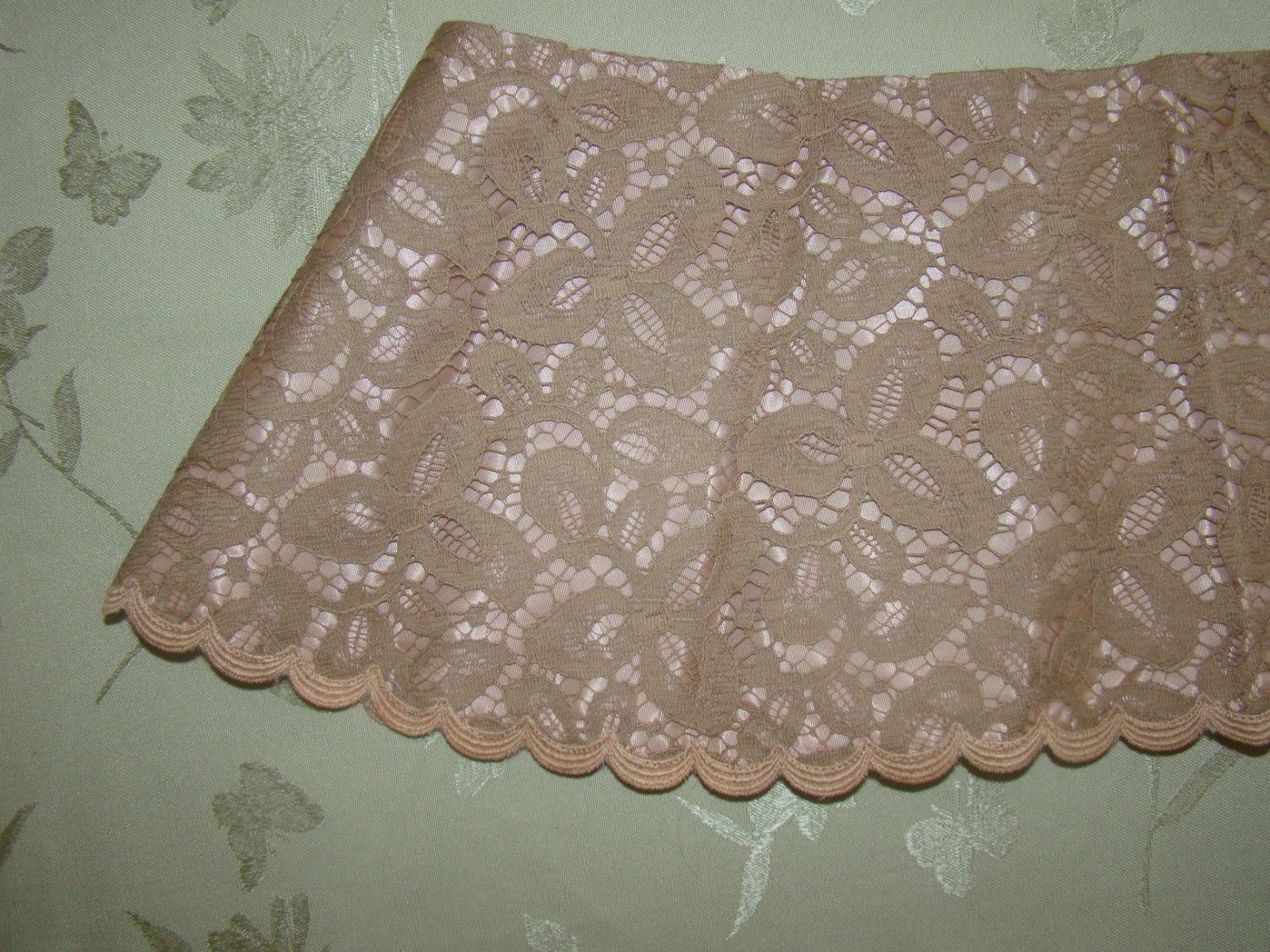RARE MID CENTURY CUSTOM DETACHABLE CAFE AU LAIT FABRIC LACE COLLAR STOLE CAPE