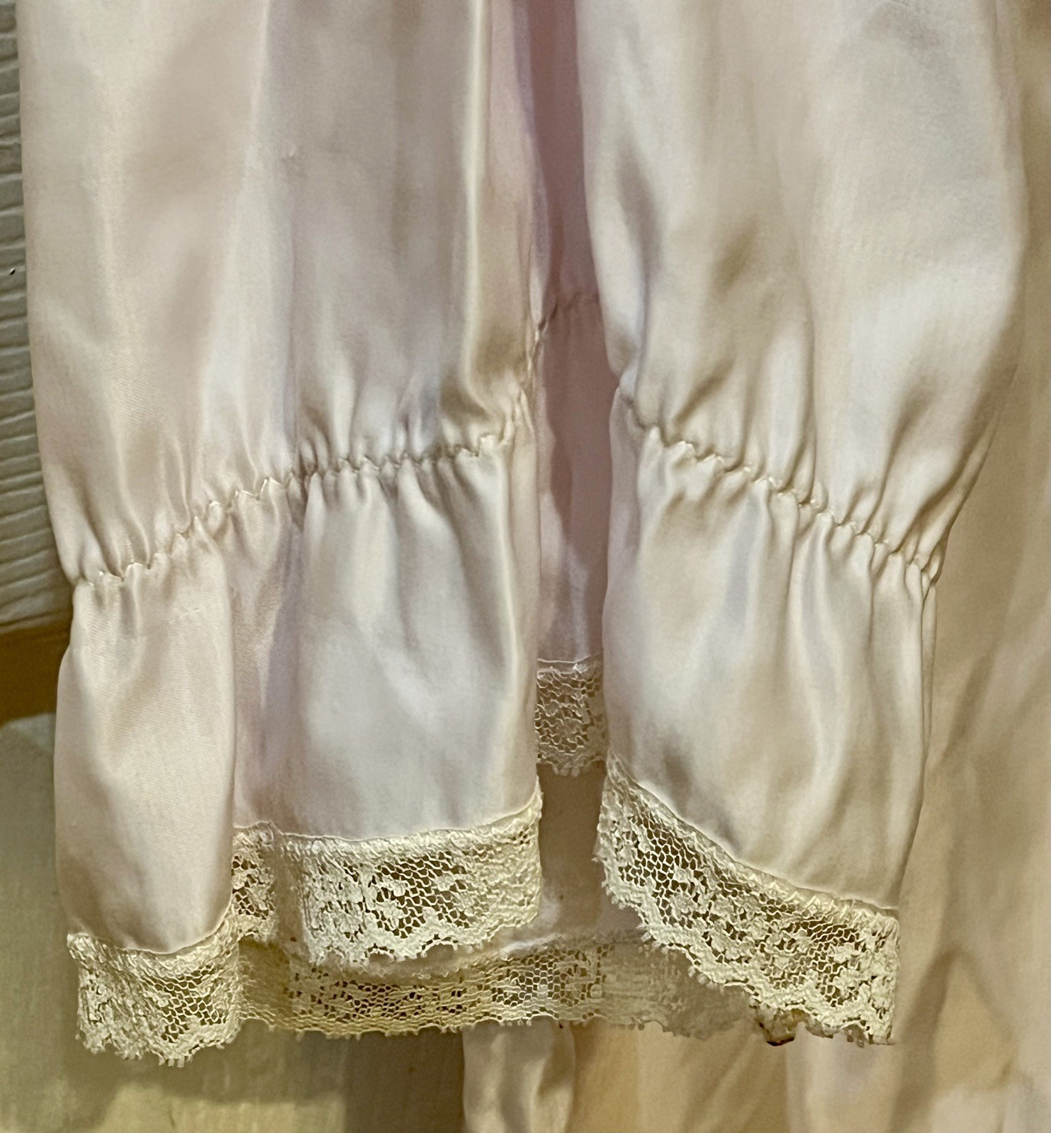 Vintage Barbizon Floral,Lace Trim, Delicate Bows Nightgown Prairie Cottage Roses