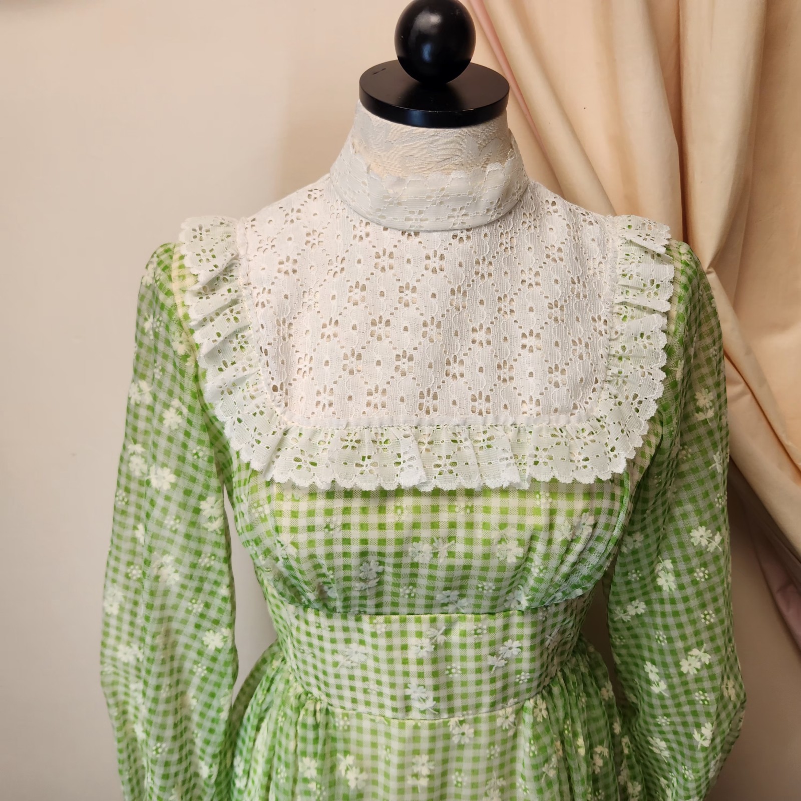 VINTAGE SPRING GREEN FLOCKED SHEER LINED FLORAL LONG DRESS*szS(PicMeasurements)