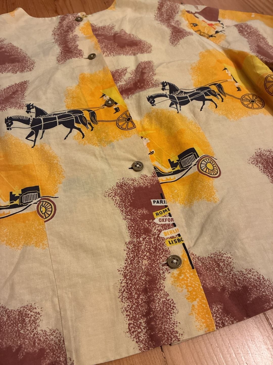 Vintage 1950s Novelty Print Short Sleeve Button-Front Top with Carriage Motif
