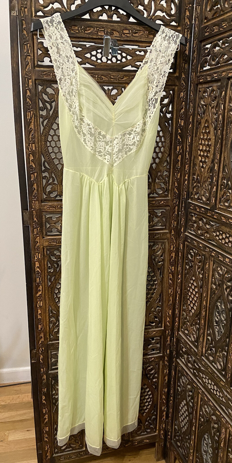 Vintage Munsingwear Size 36 Pale Green Nylon Tricot Lace Sheer Nightgown Nightie