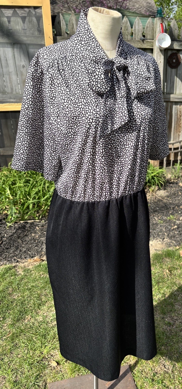 VTG 1980s Secretary Dress Pussy Bow Midi Pencil Sz L B40 Black White Stretchy