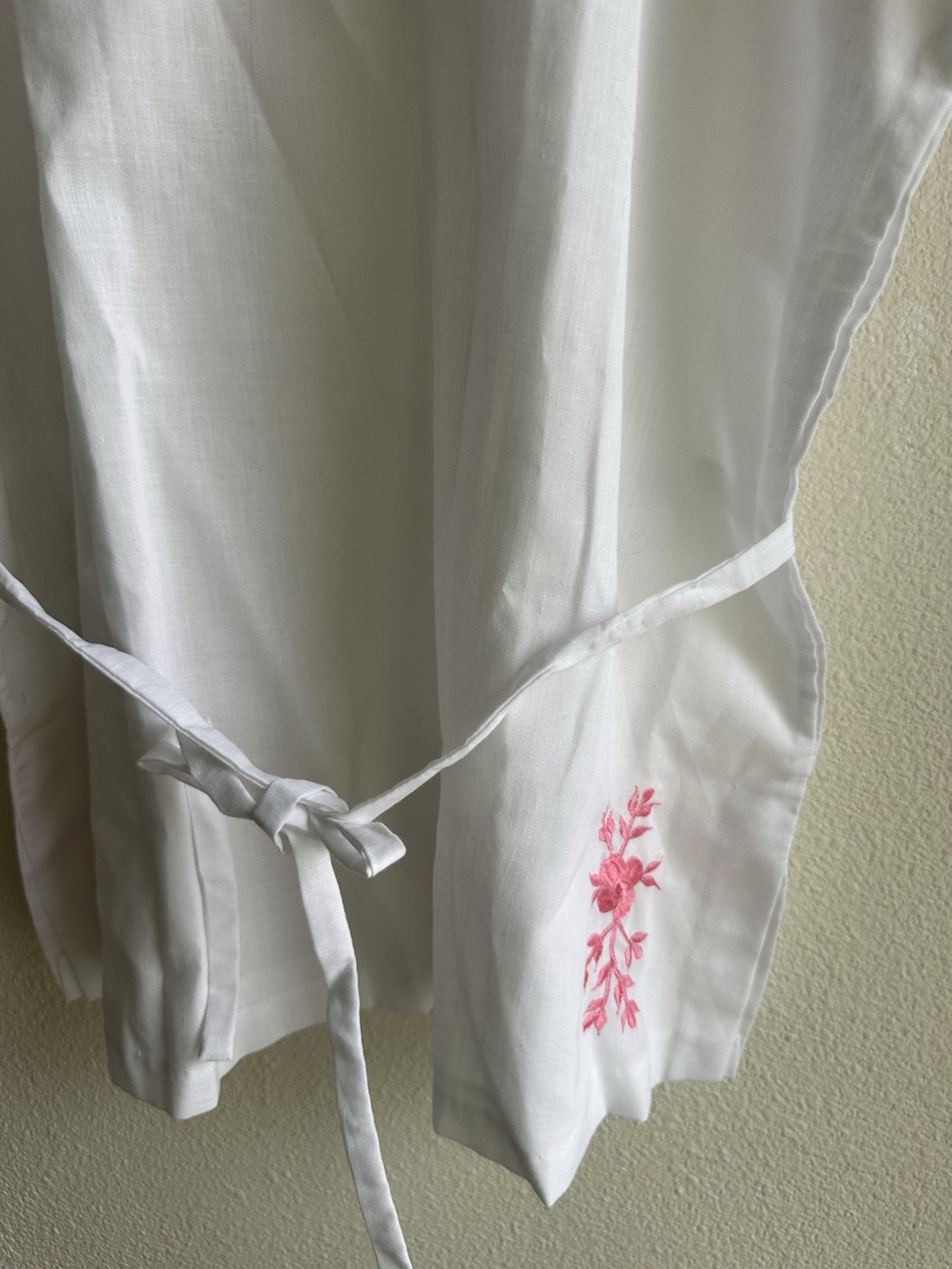 Vintage 70’s/80’s Embroidered Blouse with Tie Women’s Size M White and pink