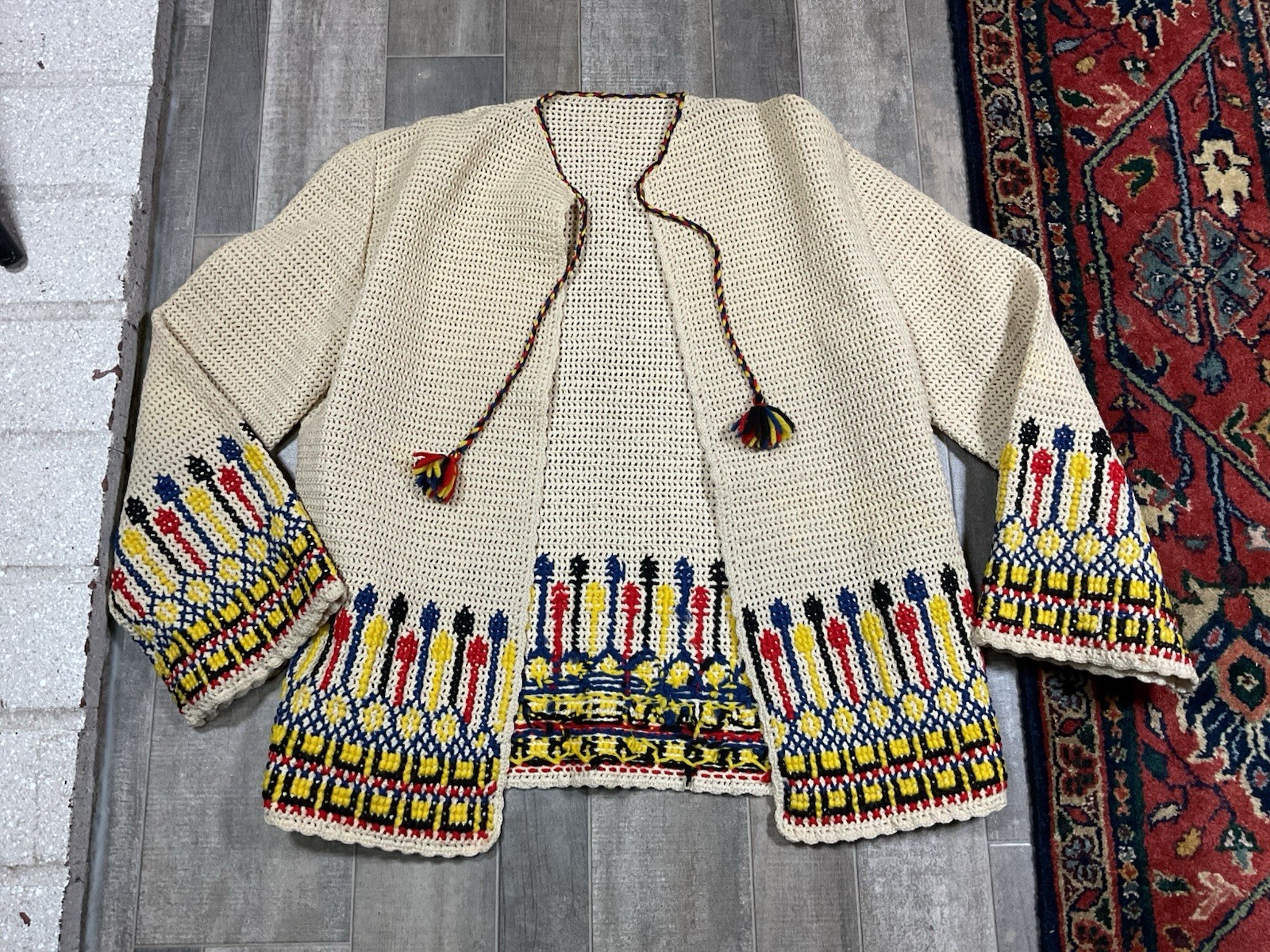 VTG 60s 70s beige MCM Colorful Art Boho Crochet Knit Design Size Small / Medium