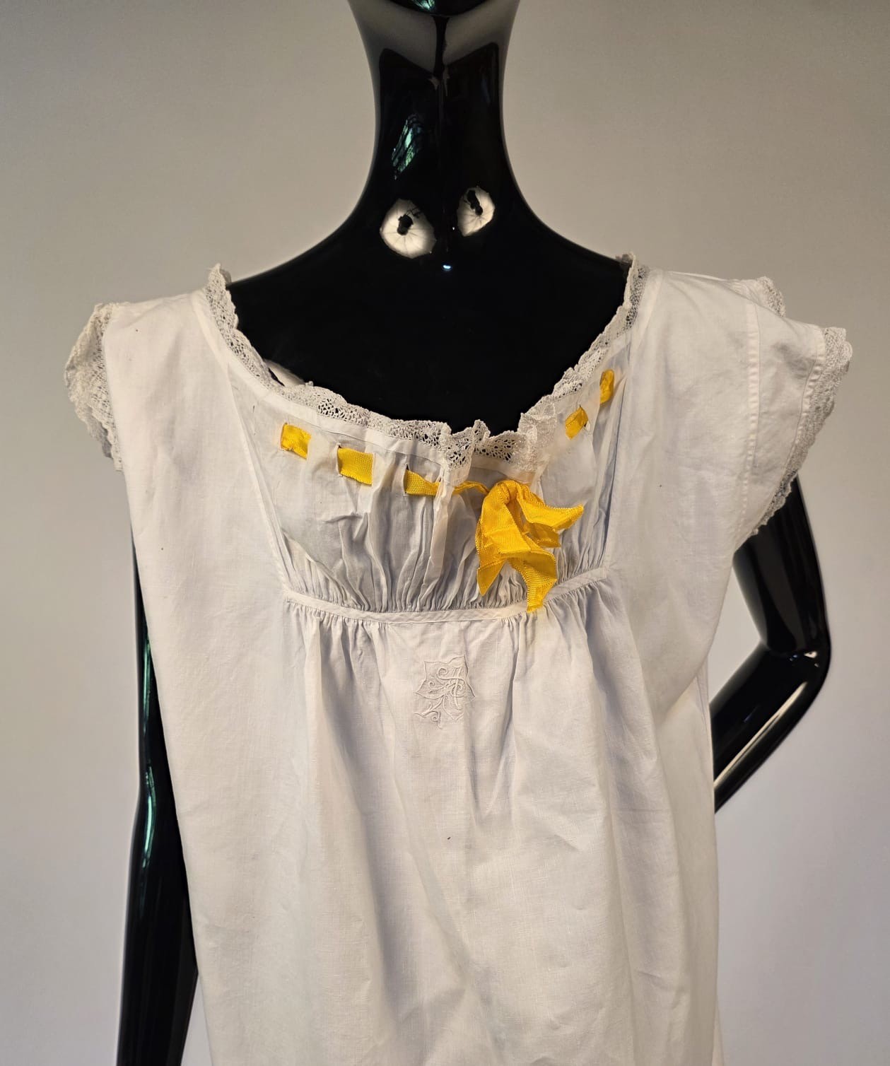 VICTORIAN 19TH C WHITE LINEN NIGHT DRESS W RUCHED COTTON BUST W RIBBON TRIM