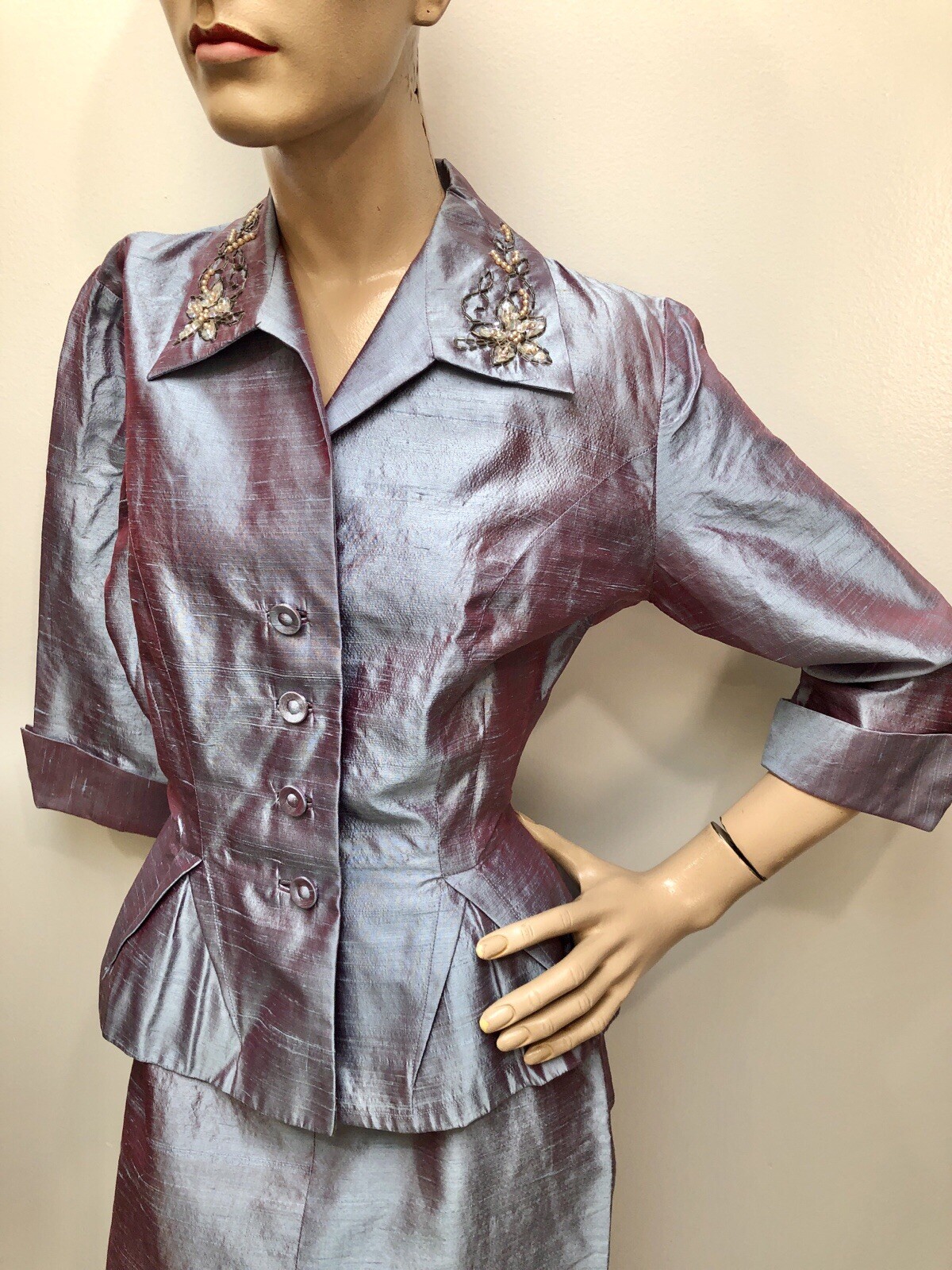 VTG 1950s „NEW LOOK” R&K Original IRIDESCENT LILAC SHARKSKIN Peplum Beaded SUIT