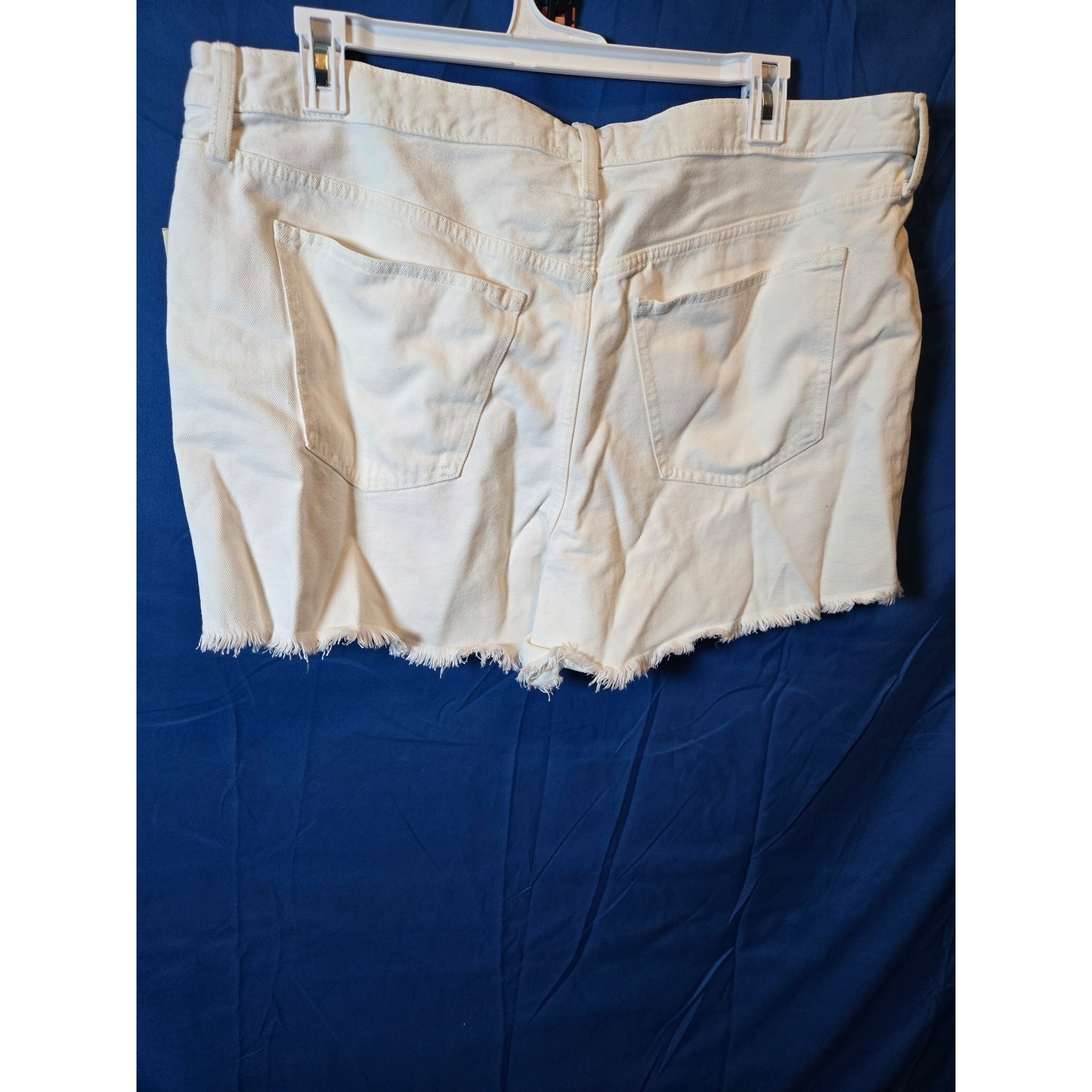 White baggy fit 90s shorts with button front. Size16-18