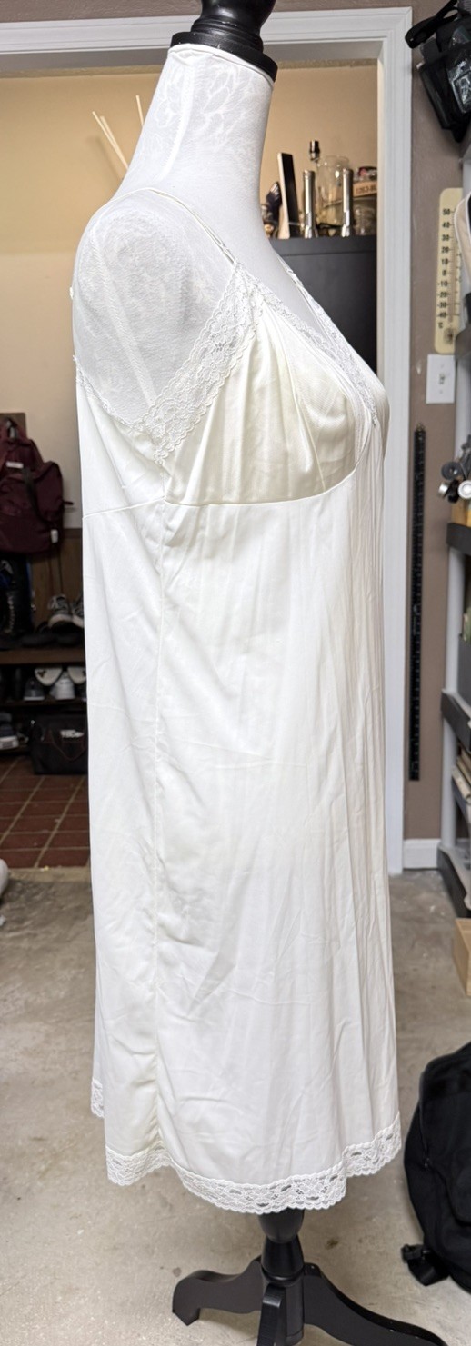 VINTAGE Vanity Fair Lace Night Gown slip Dress Lace Size 40 EUC