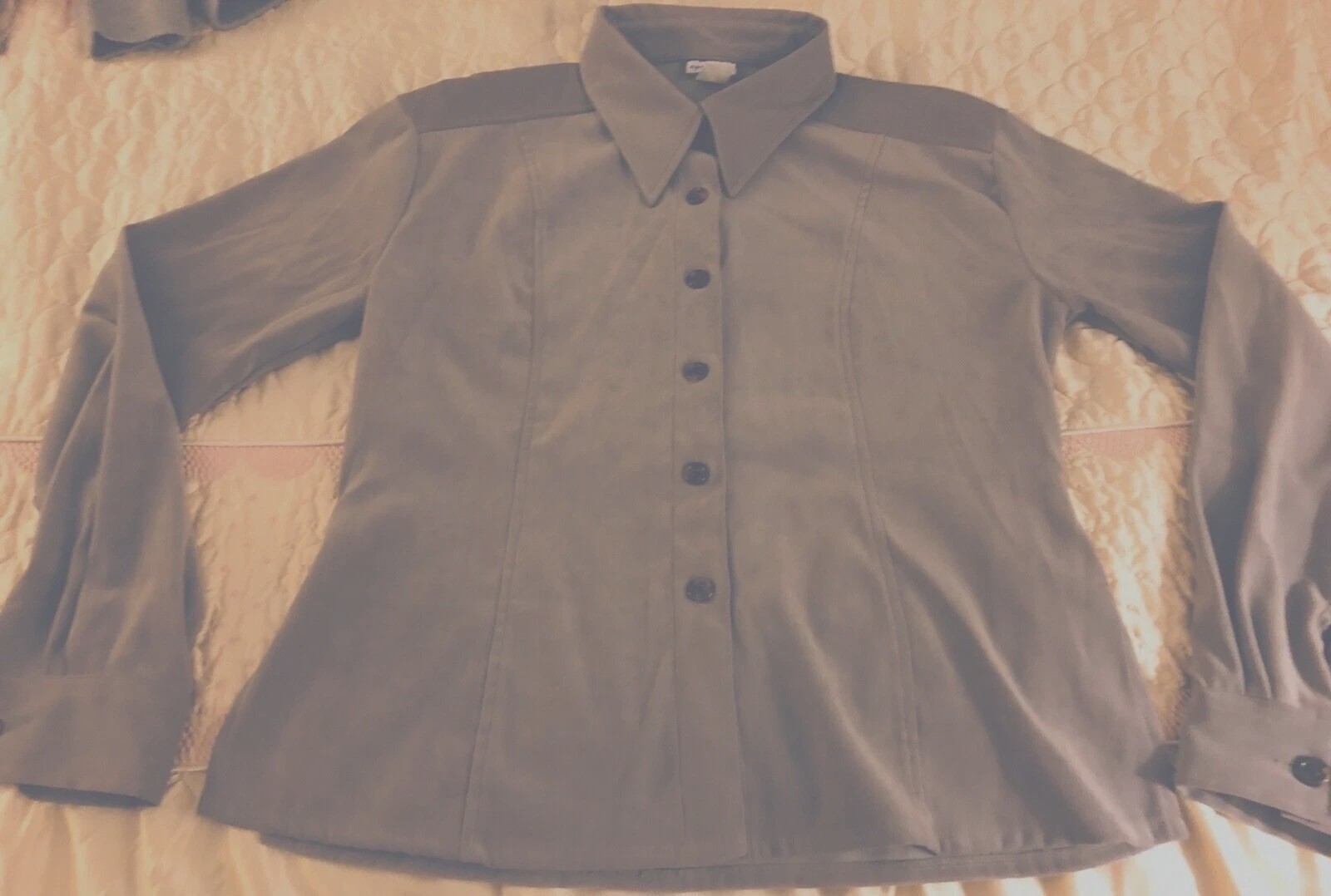Women’s size L Gray velour Button Up Shirt jacket 20″ chest 24″ length