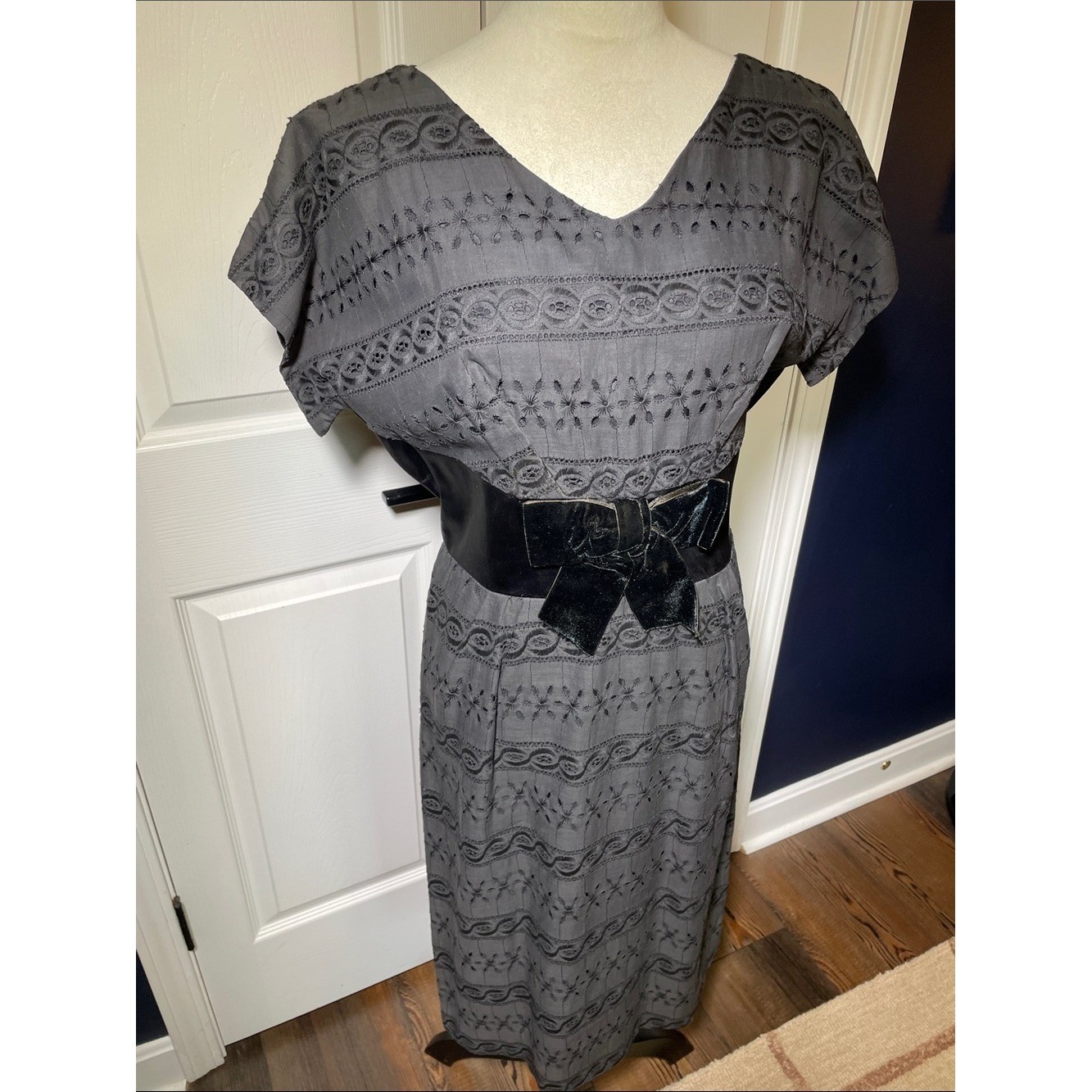 Vintage 50s Handmade Wiggle Sheath Dress Embroidered Eyelet Velvet Bow Sz 6