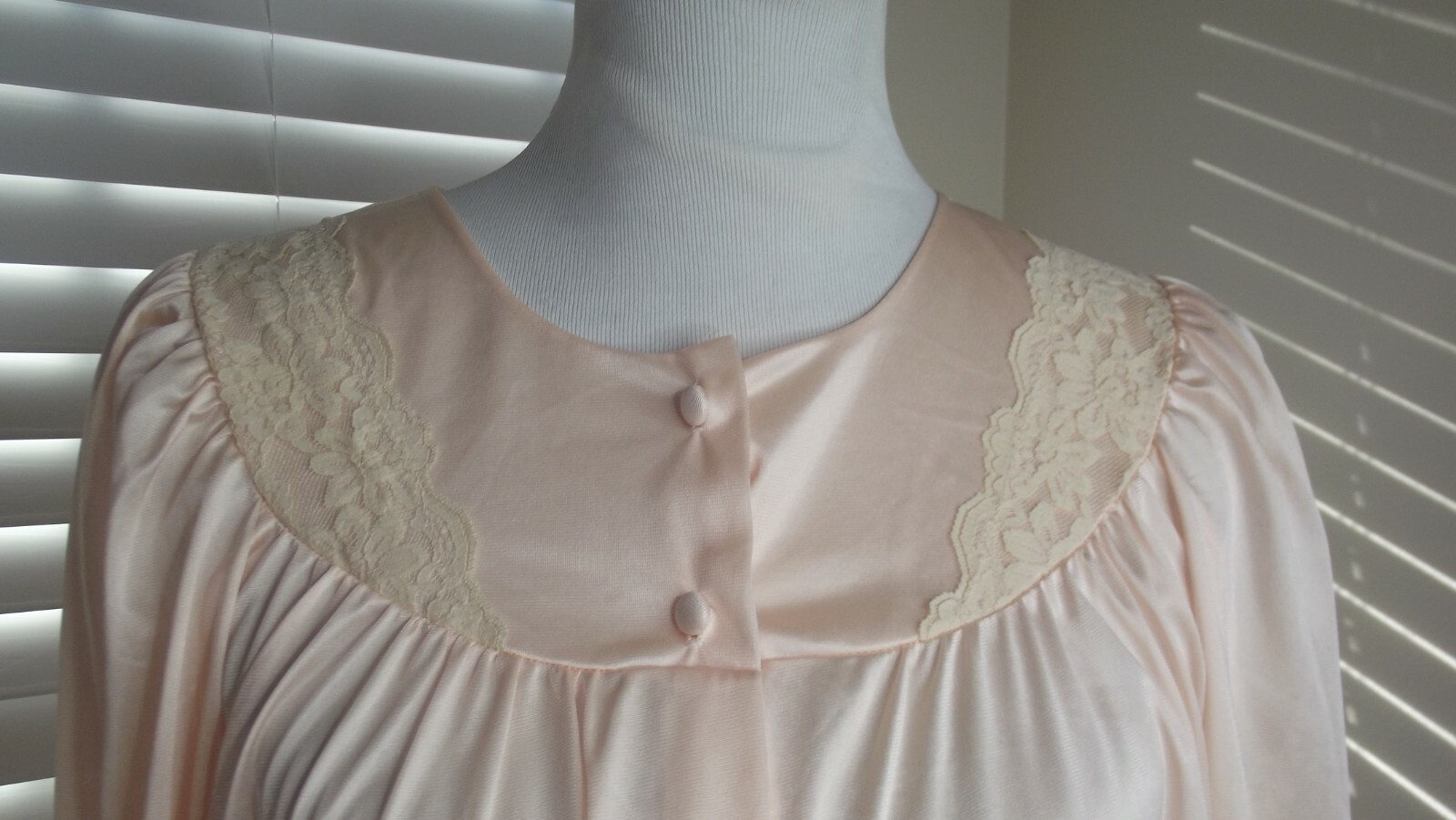 SAN SOUCI VINTAGE ROBE Short House Coat – PEACH SIZE MEDIUM – Button Up Lace