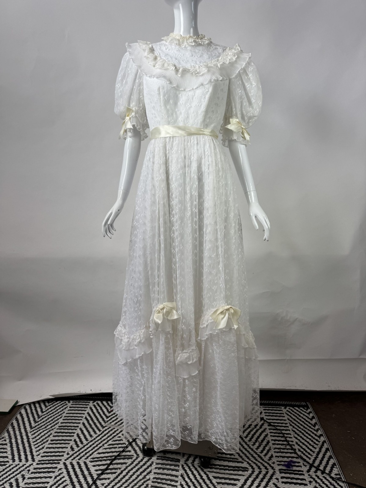 Vintage 70s White Lace Wedding Dress Size 8 With Satin Ribbons & Ruffled Necklin