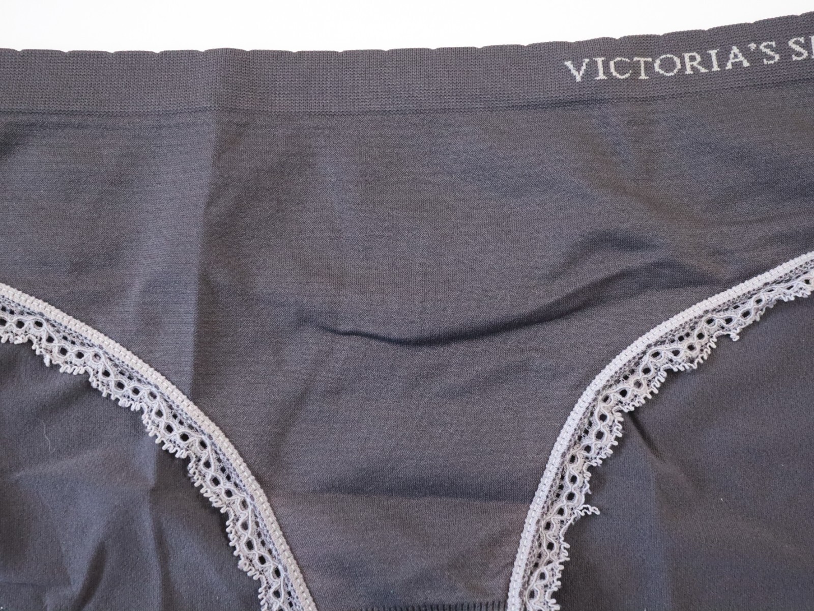 VTG 2011 Victoria’s Secret Seamless Ruffle Bikini Brief Panty Size LARGE