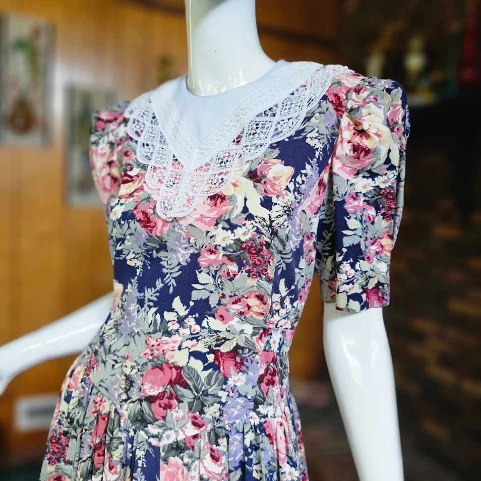 Vintage 80s Trad Wife Full Bloom Cottage Floral Puff Sleeve Modest Tea Dress M