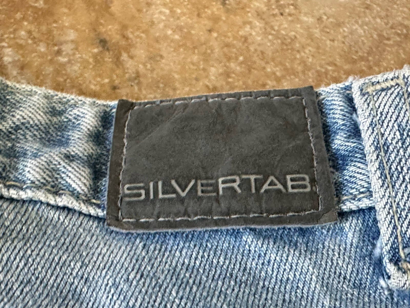 90s Silver Tab Levi’s Loose Fit Womens Size 7M Light wash Vintage 30×32 Blemish