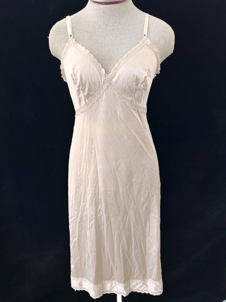 Sears vintage full slip size M 34 lace trim 39″ long adjustable straps nylon