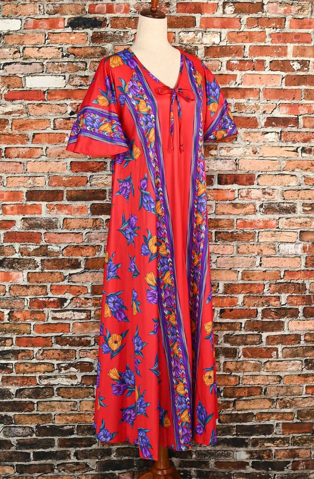 DEADSTOCK – Vintage 70s Red & Purple Floral TIGER LILY House Dress