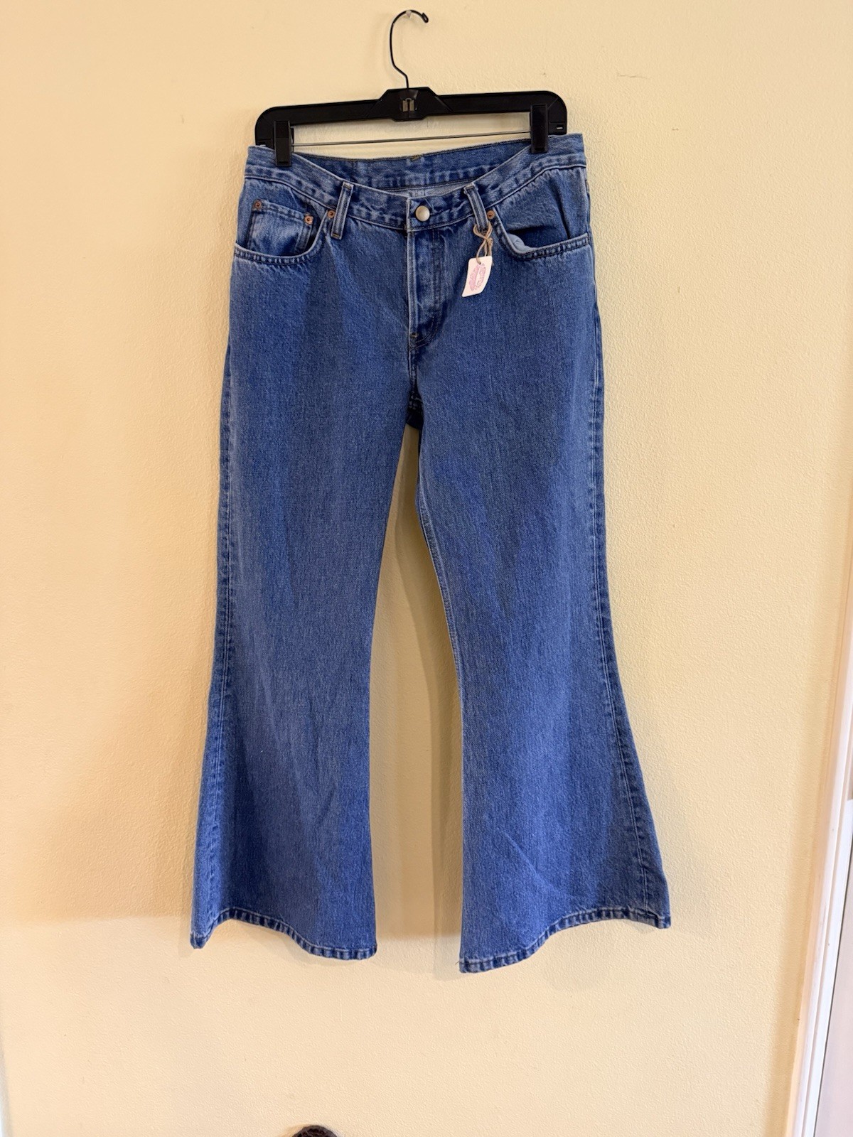 Vintage Levi’s Flare Leg Medium Wash Size 32×30 See Pictures