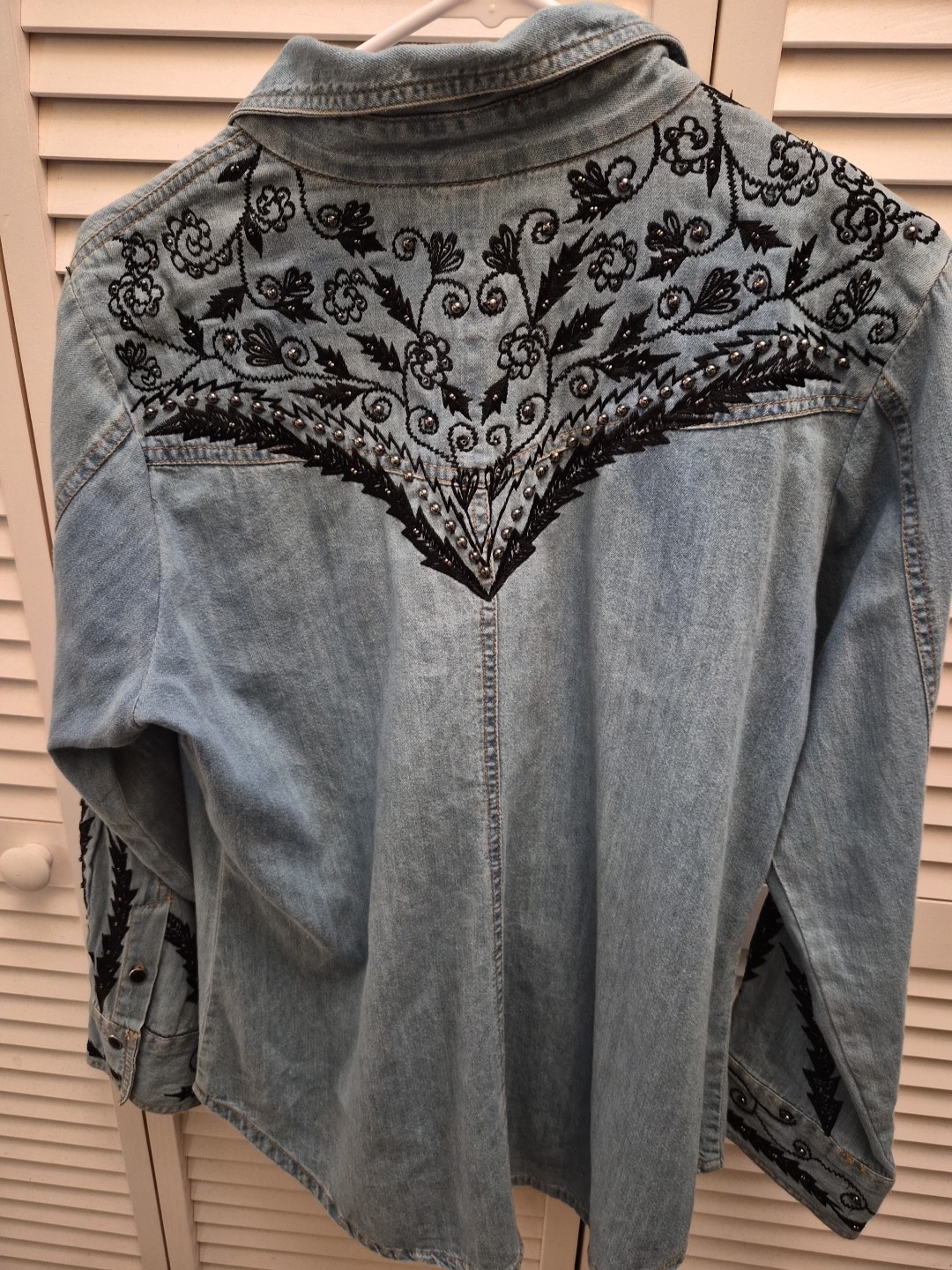 Vintage Collection Western Shirt, Embroidered and Beaded. Size SMALL. No Flaws.