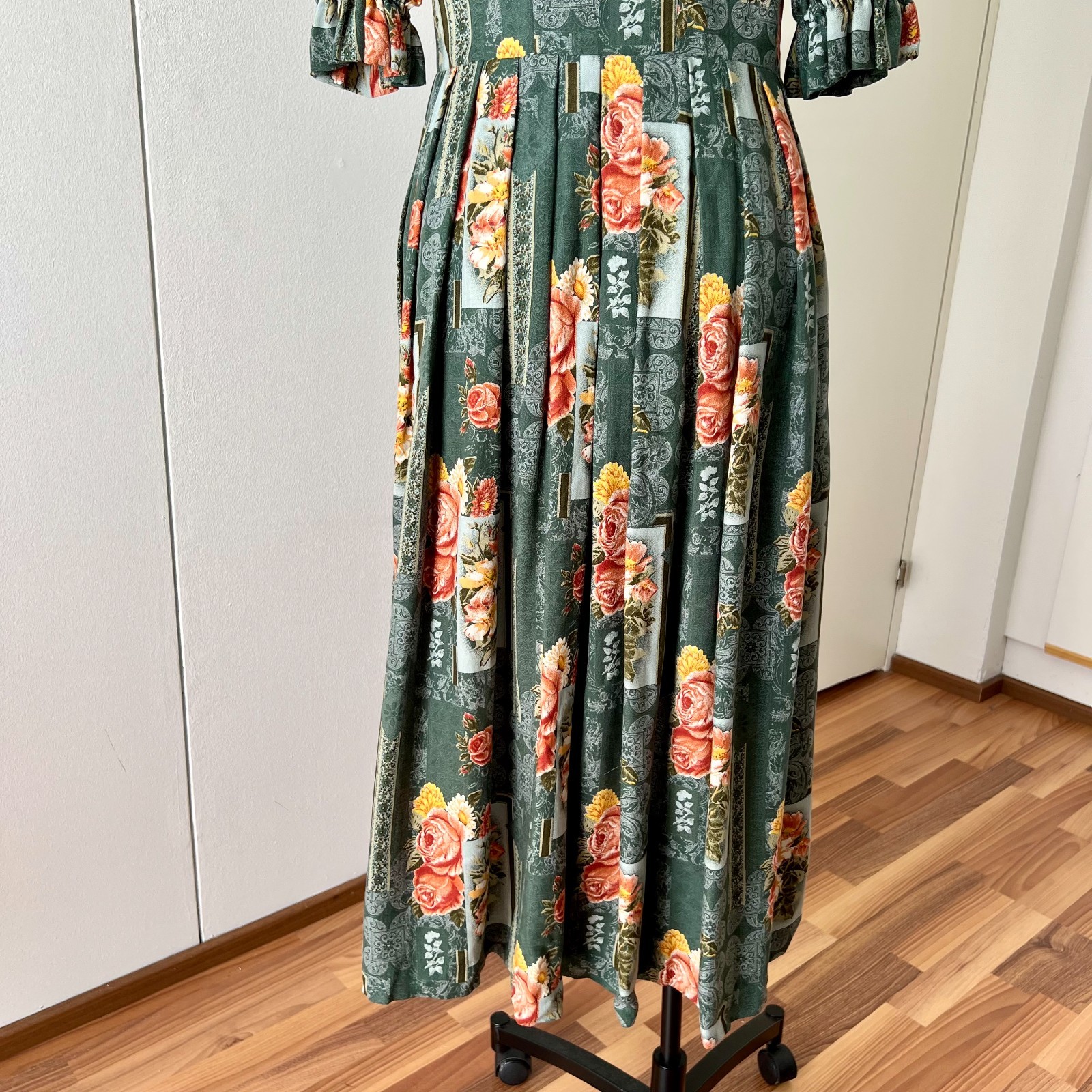 1980s Vintage German Dirndl Dress Floral Bavarian Folk Puff Sleeves Midi EU 40