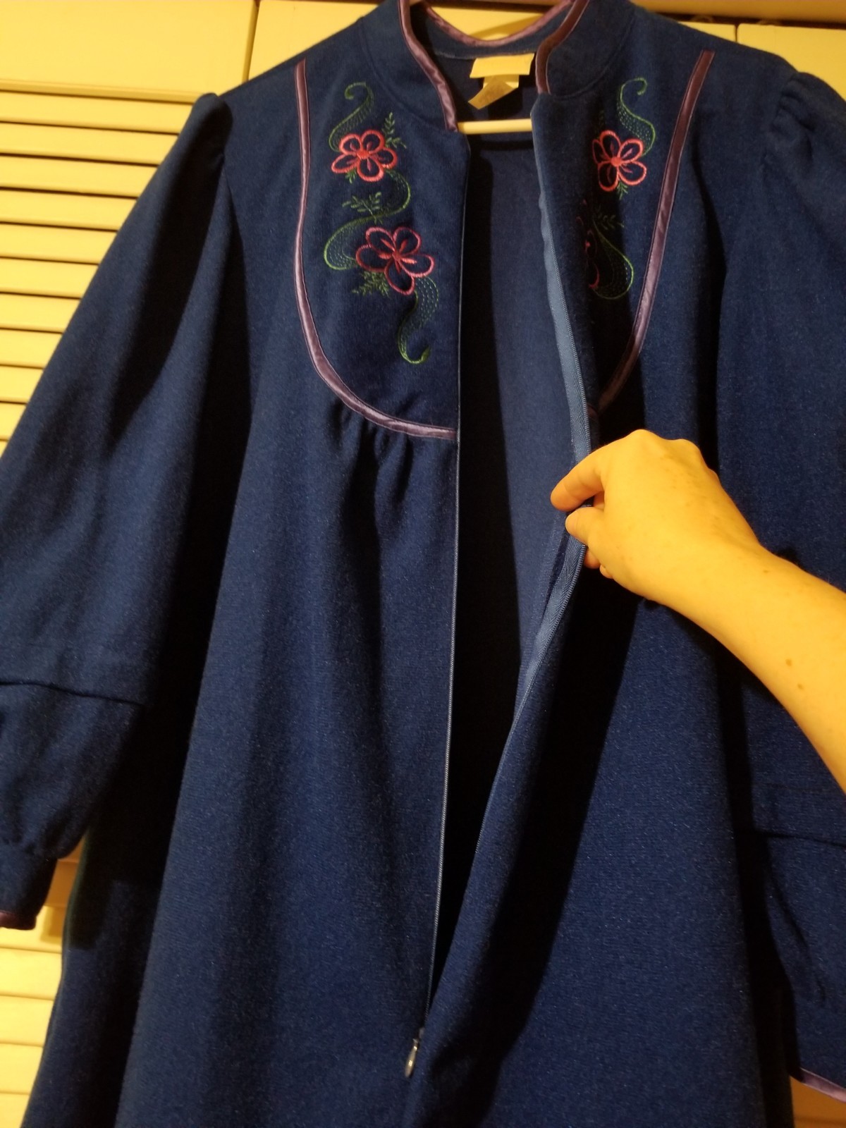 Vintage Adonna Large Warm Soft Housecoat Robe Dressing Gown Blue Embroidered